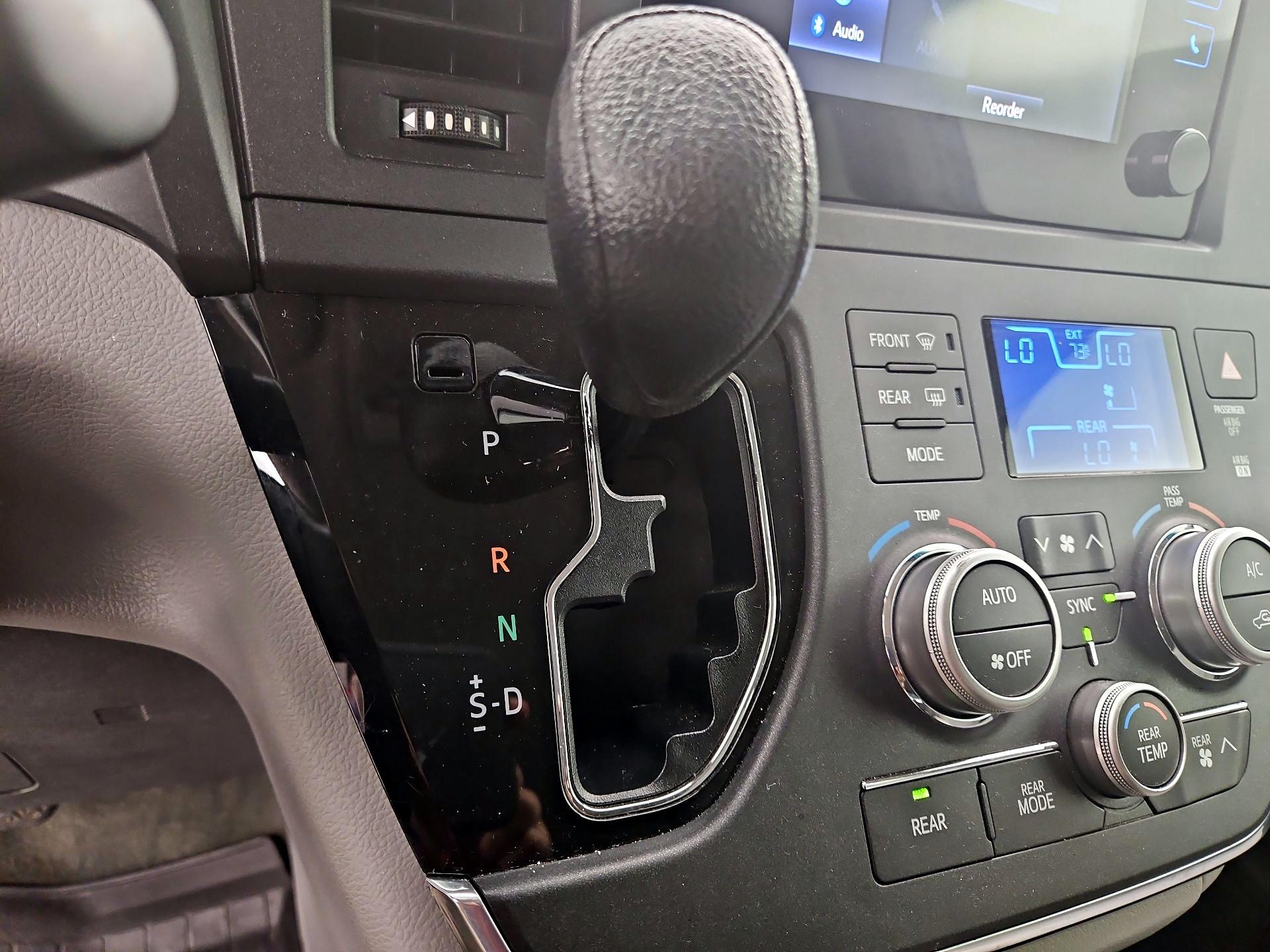 Thumbnail: 2017 Toyota Sienna - 17