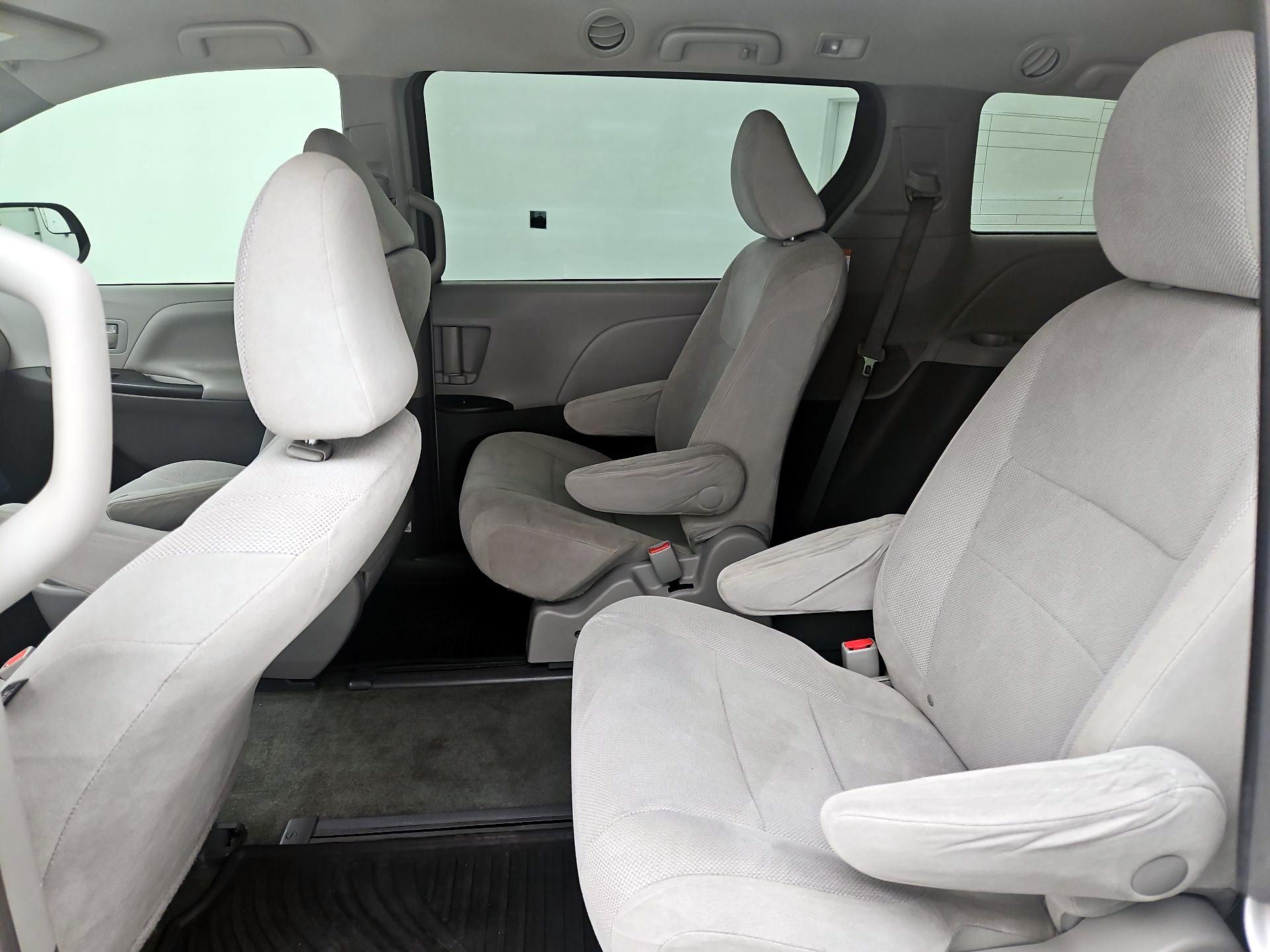 Thumbnail: 2017 Toyota Sienna - 19