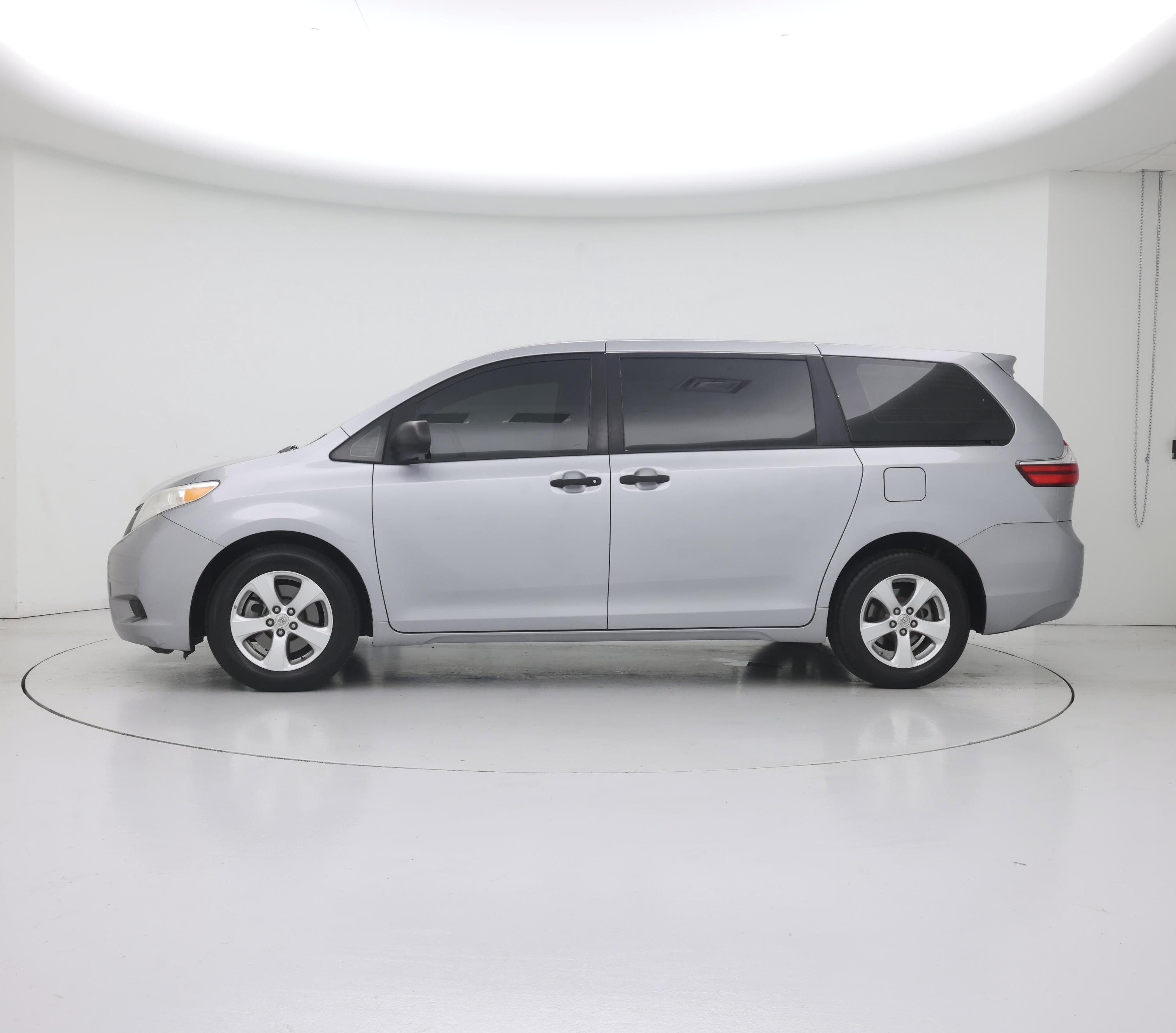 Thumbnail: 2017 Toyota Sienna - 3