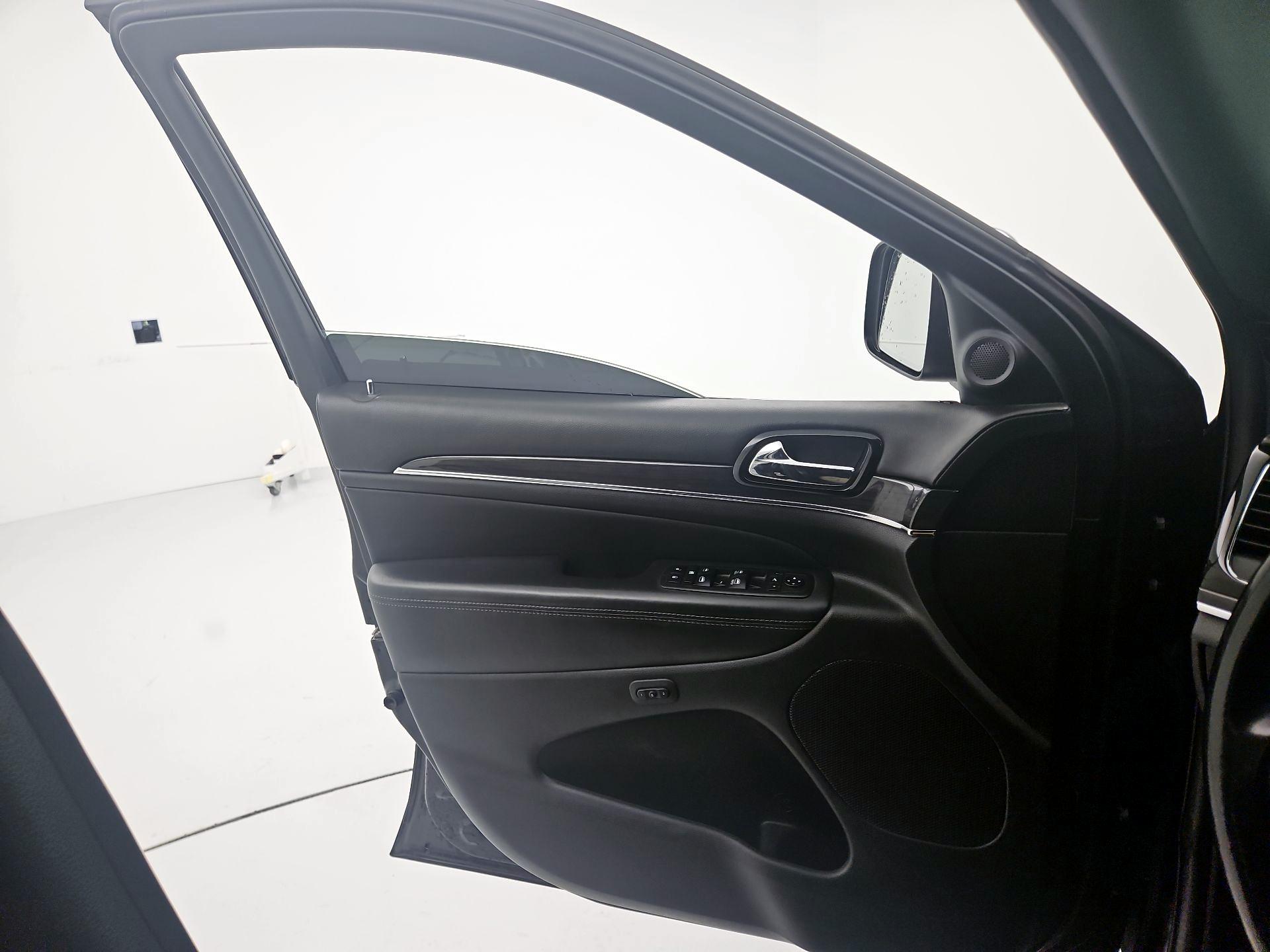 Thumbnail: 2020 Jeep Grand Cherokee - 12