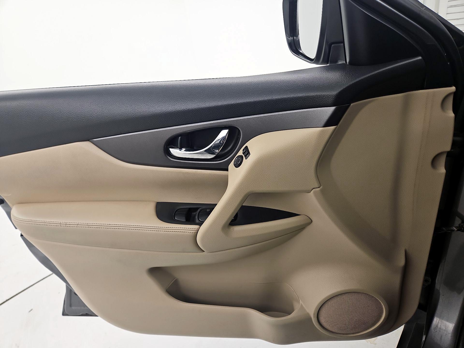 Thumbnail: 2016 Nissan Rogue - 12