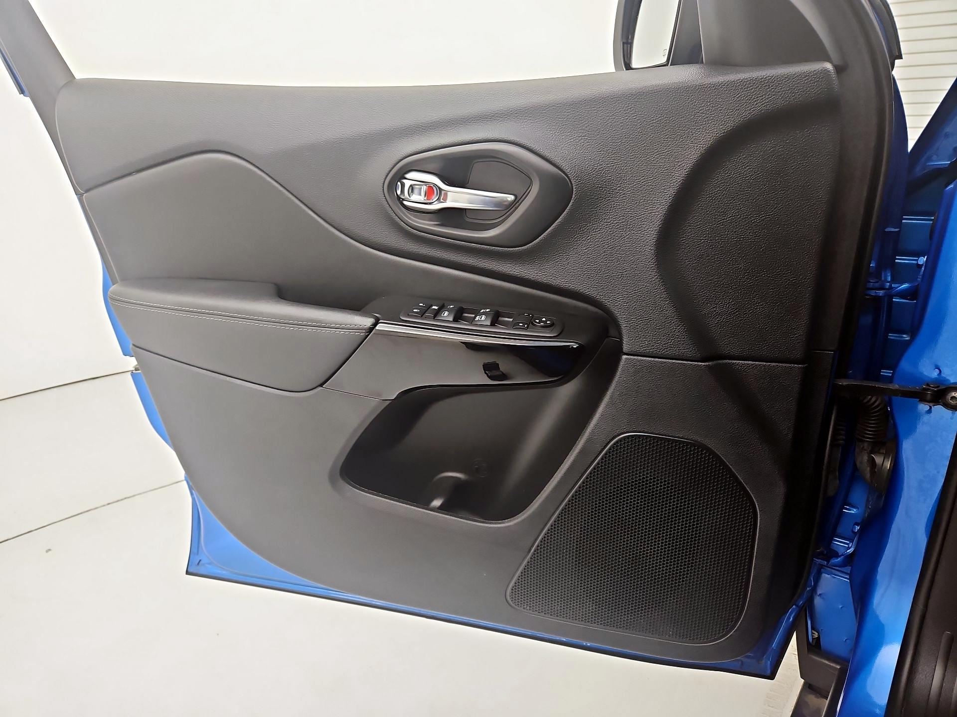 Thumbnail: 2023 Jeep Cherokee - 12