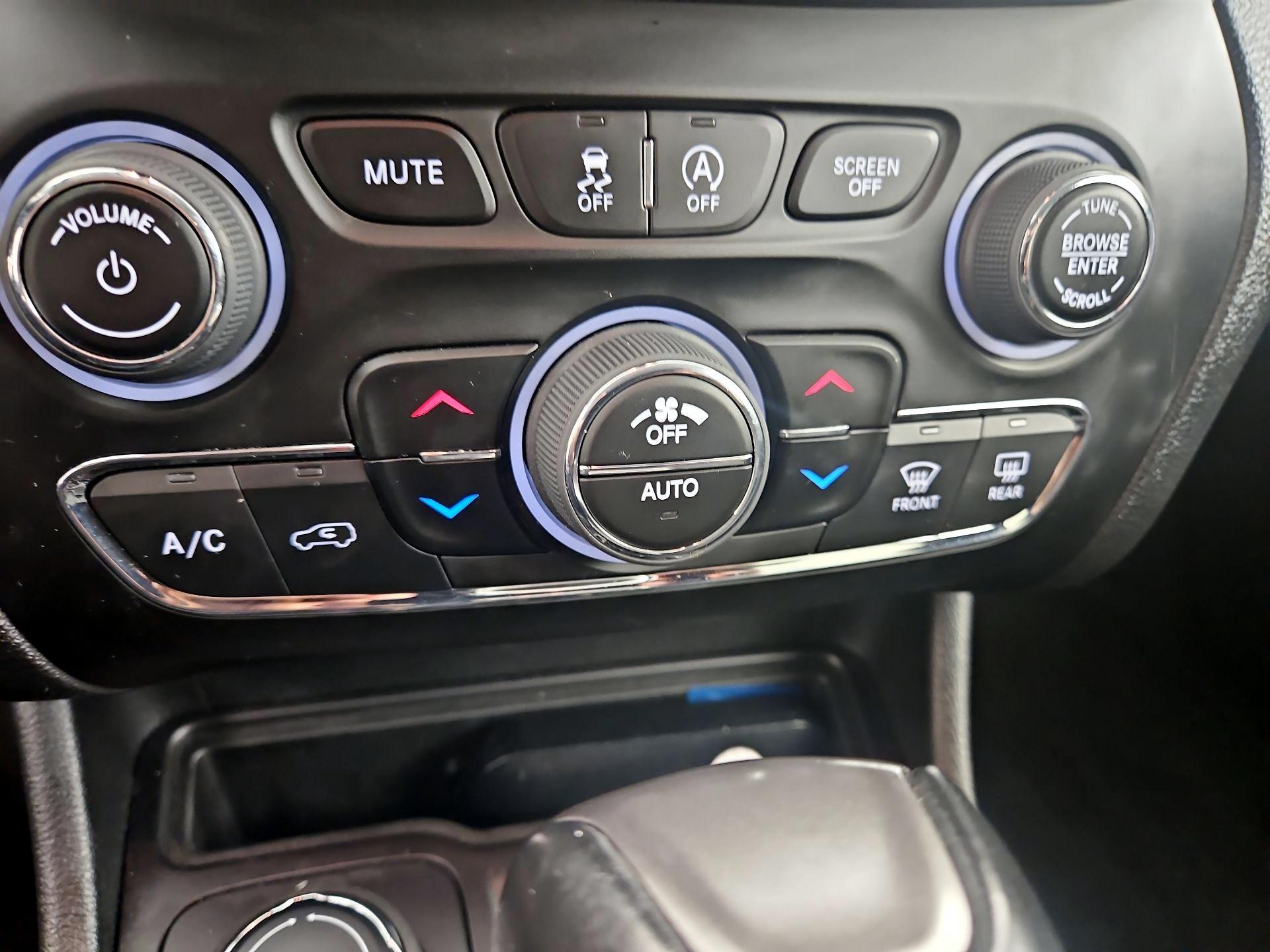 Thumbnail: 2023 Jeep Cherokee - 17