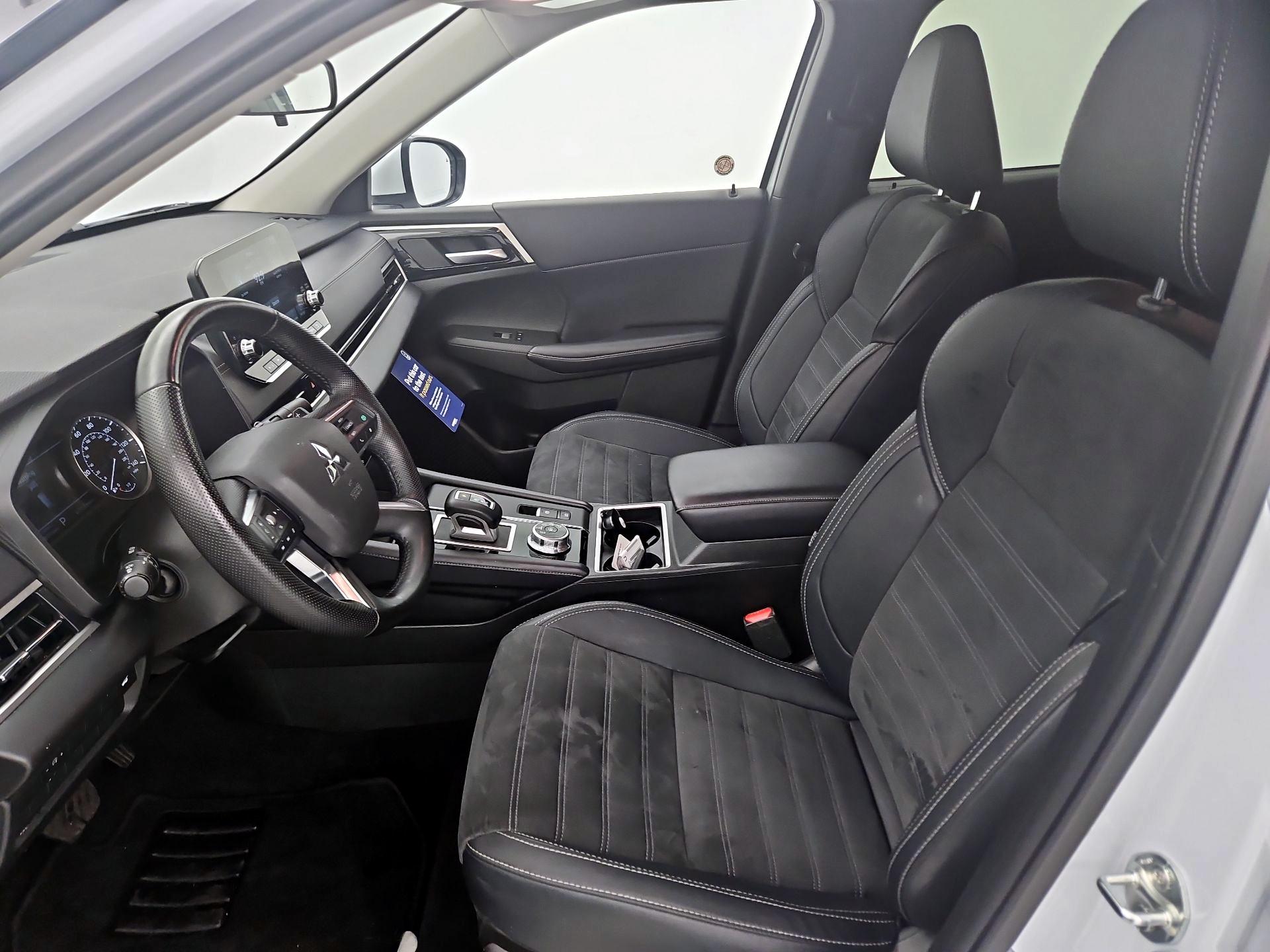 Thumbnail: 2024 Mitsubishi Outlander - 11