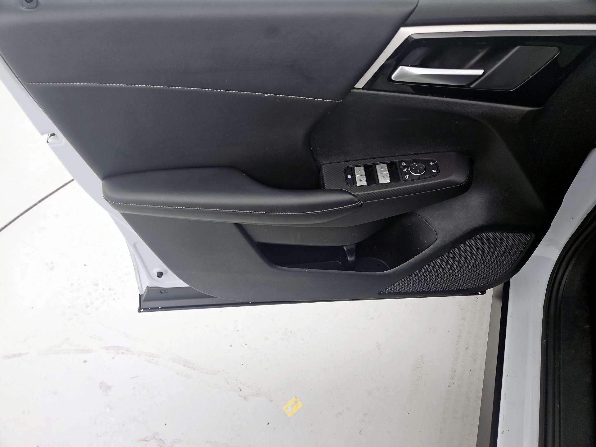 Thumbnail: 2024 Mitsubishi Outlander - 12