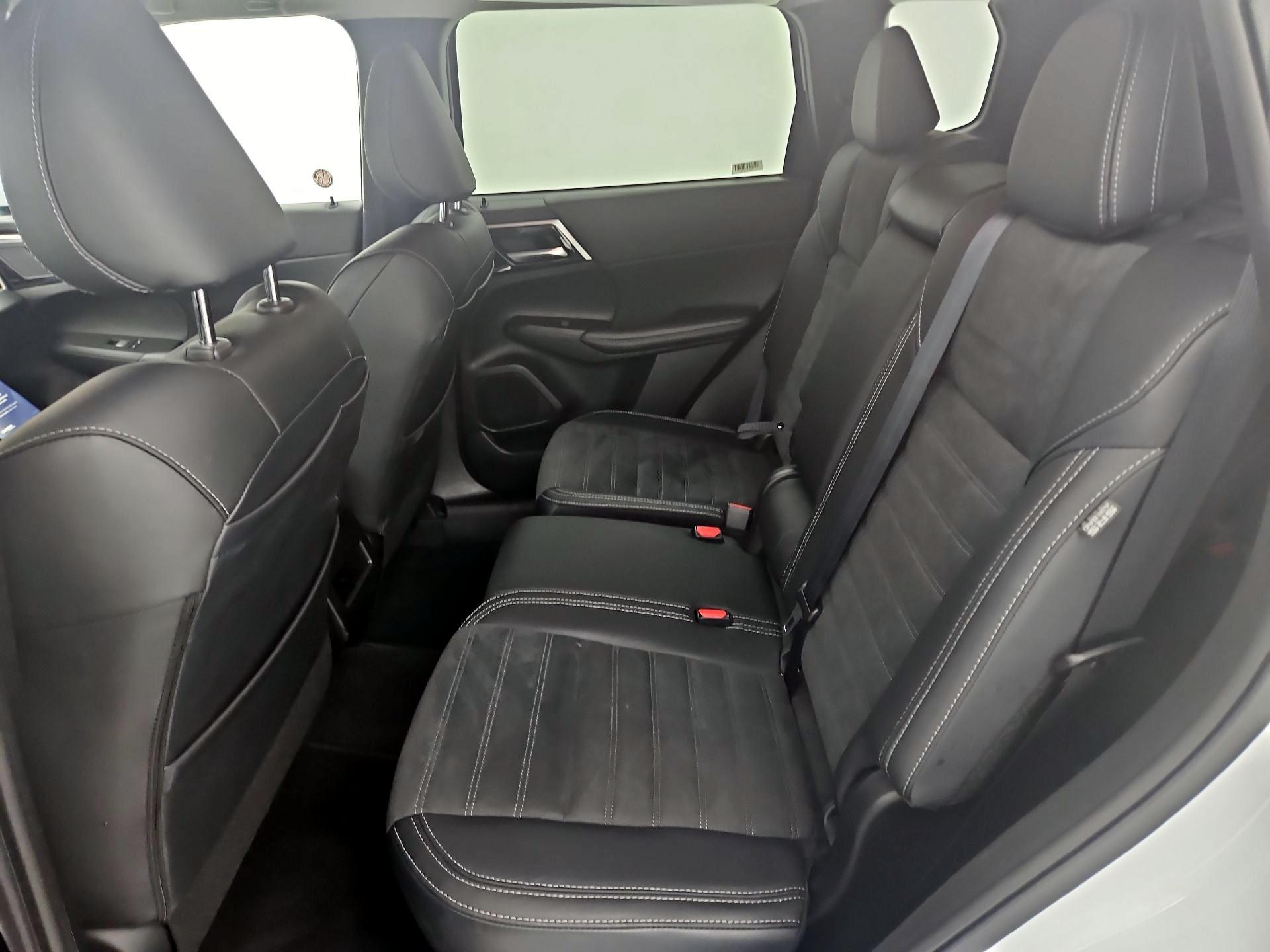 Thumbnail: 2024 Mitsubishi Outlander - 20