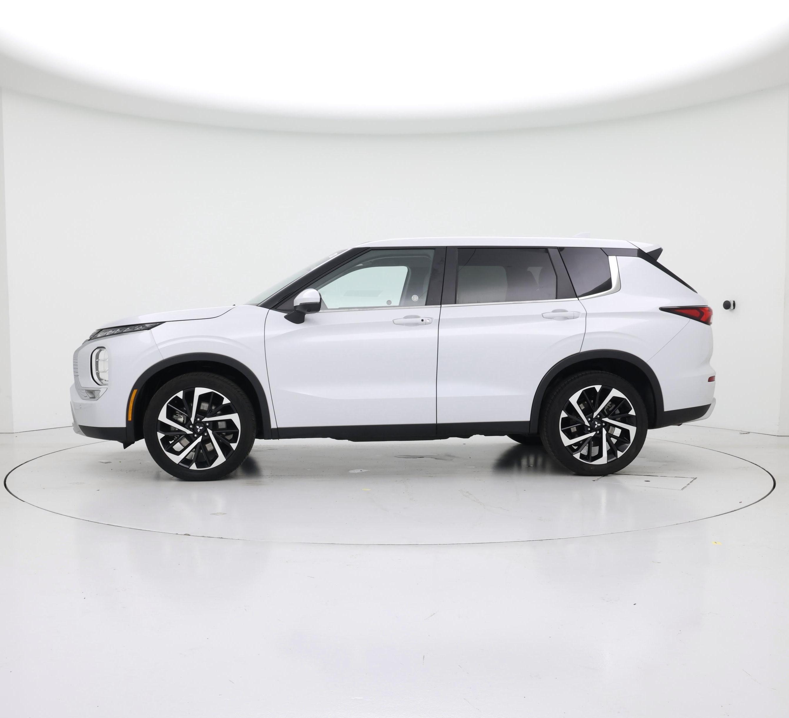 Thumbnail: 2024 Mitsubishi Outlander - 3