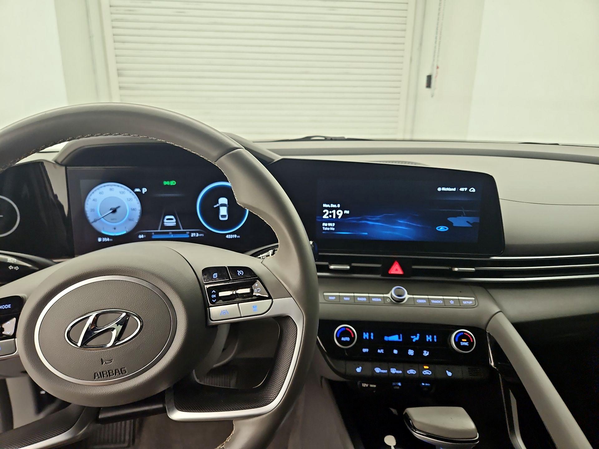 Thumbnail: 2023 Toyota RAV4 - 16