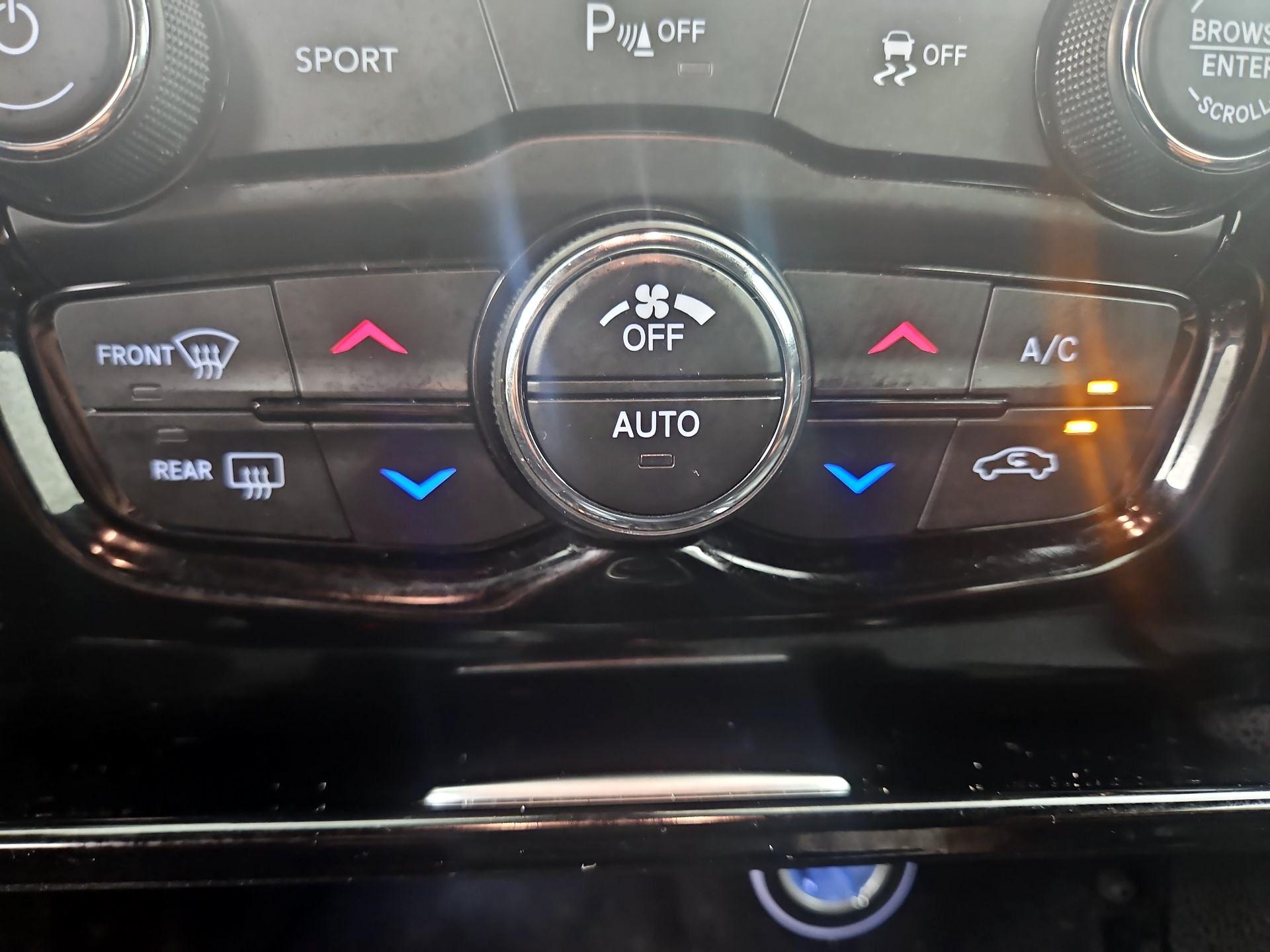 Thumbnail: 2023 Chrysler 300 - 17