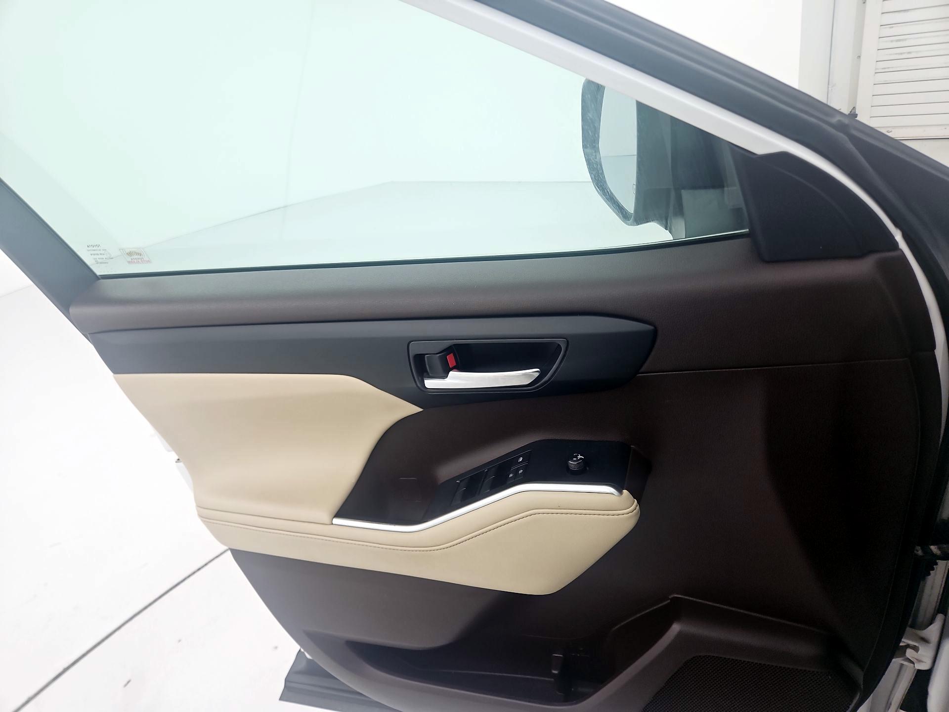 Thumbnail: 2020 Toyota Highlander - 12