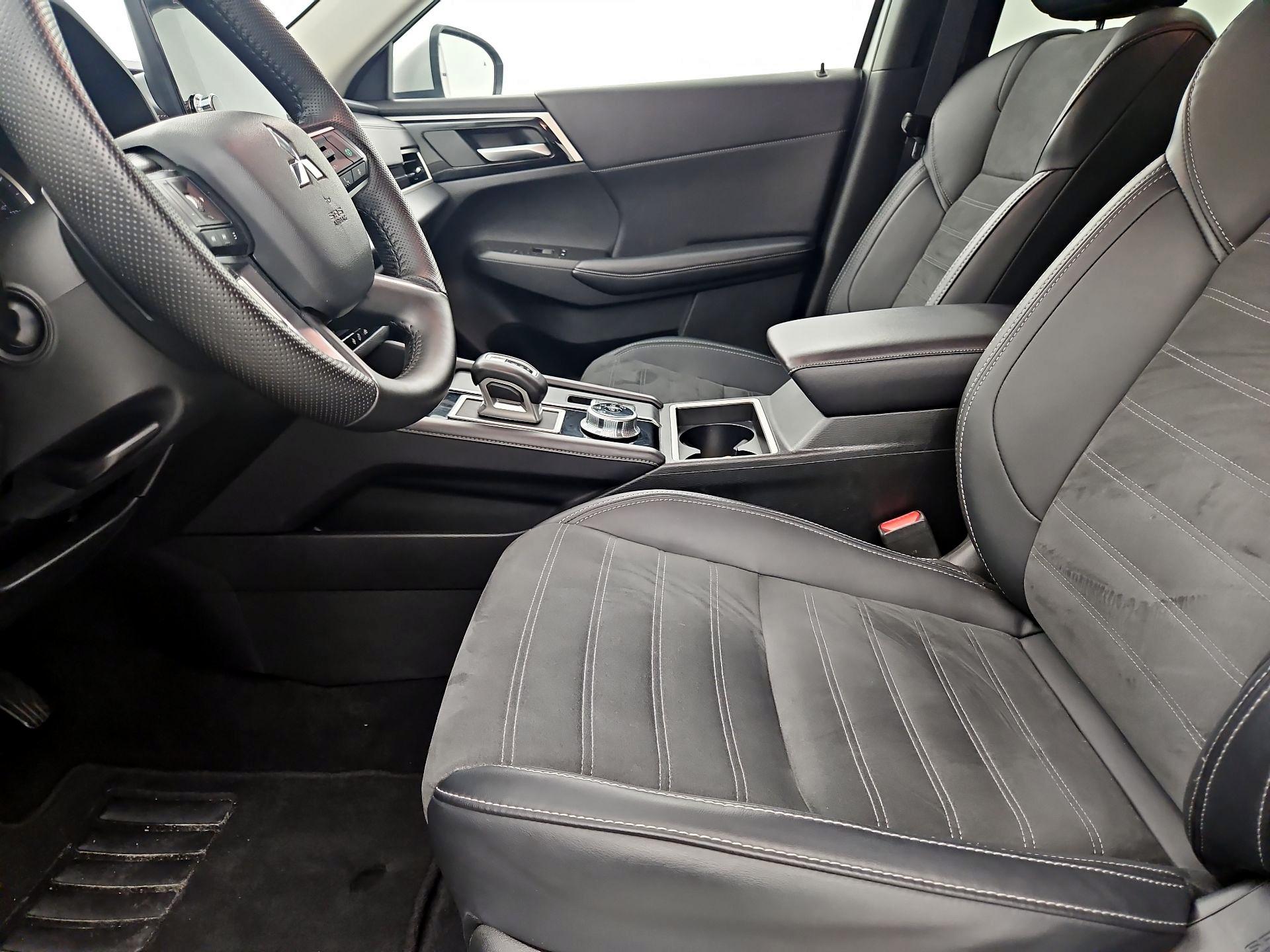 Thumbnail: 2024 Mitsubishi Outlander - 11