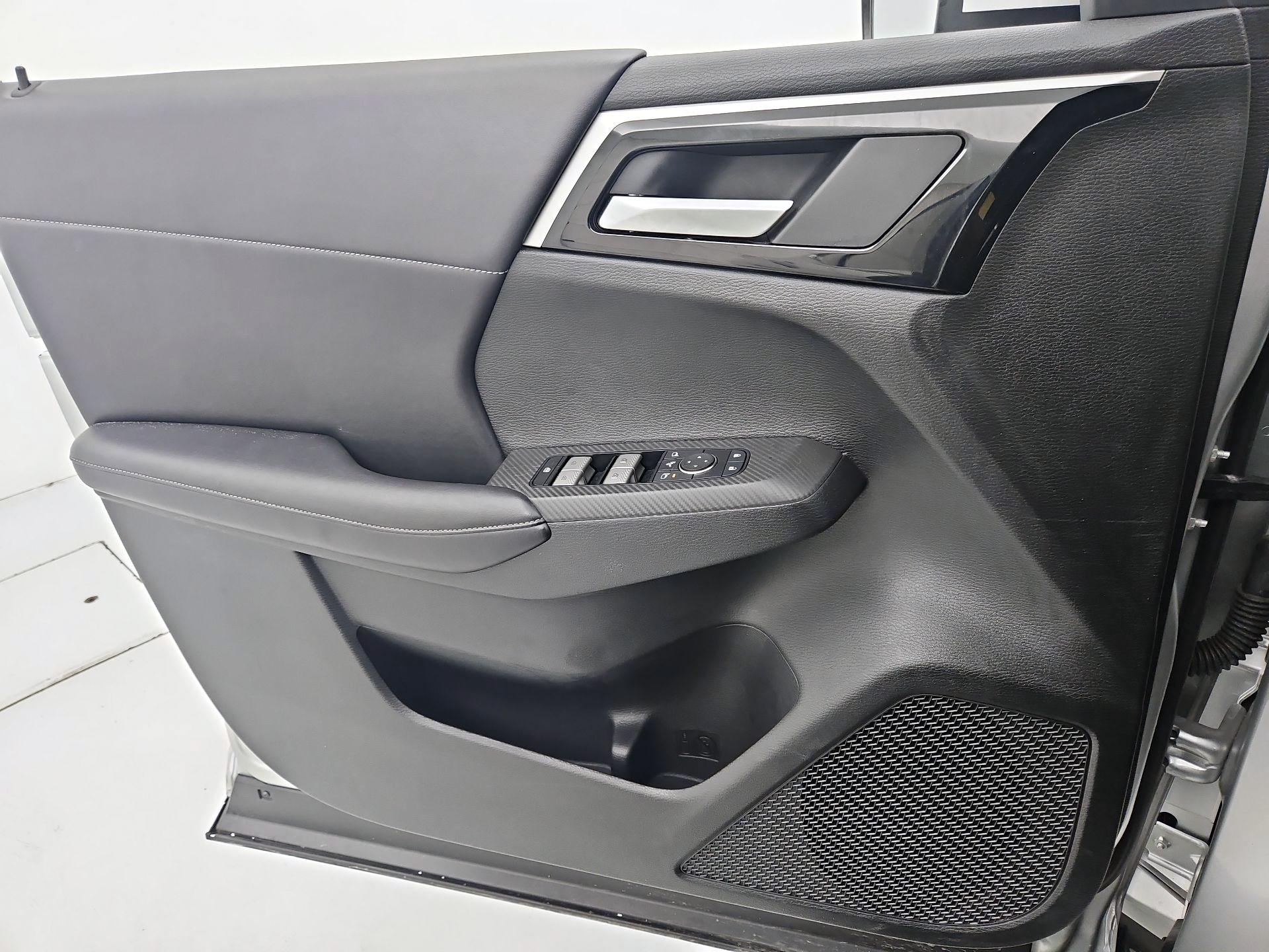 Thumbnail: 2024 Mitsubishi Outlander - 12