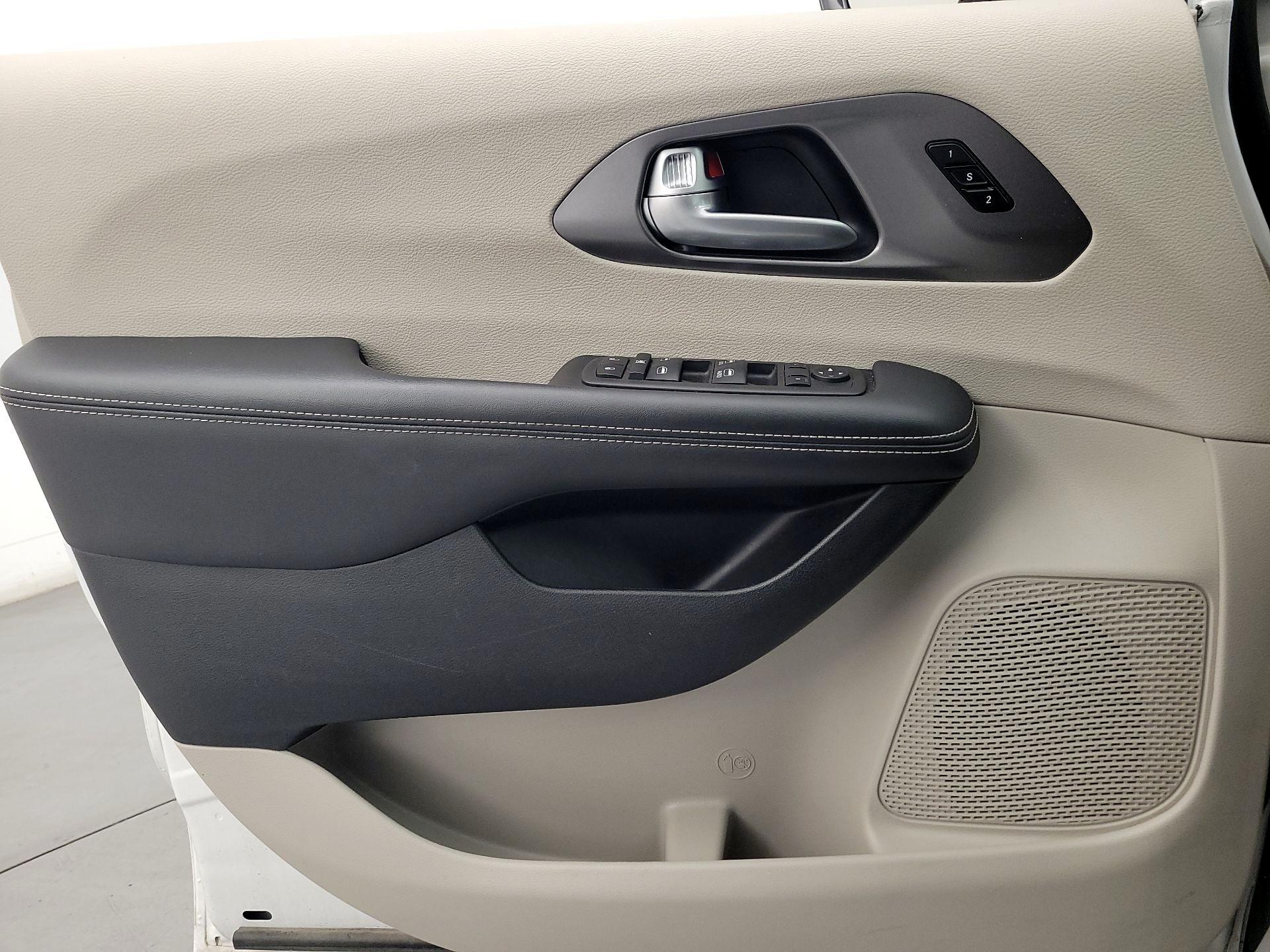 Thumbnail: 2024 Chrysler Pacifica - 12