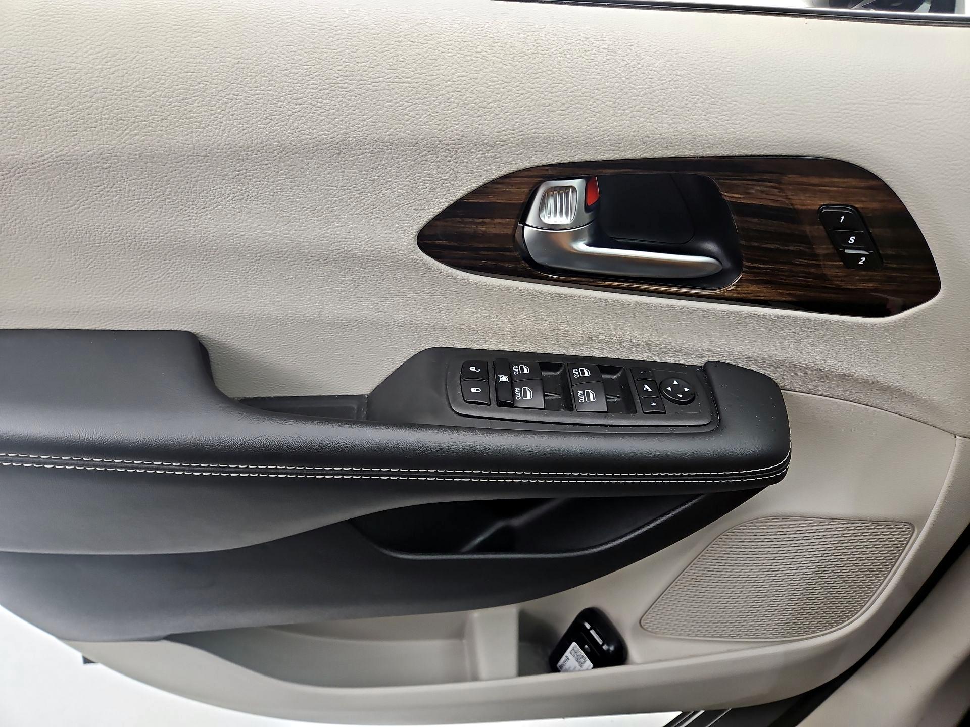 Thumbnail: 2023 Chrysler Pacifica - 10