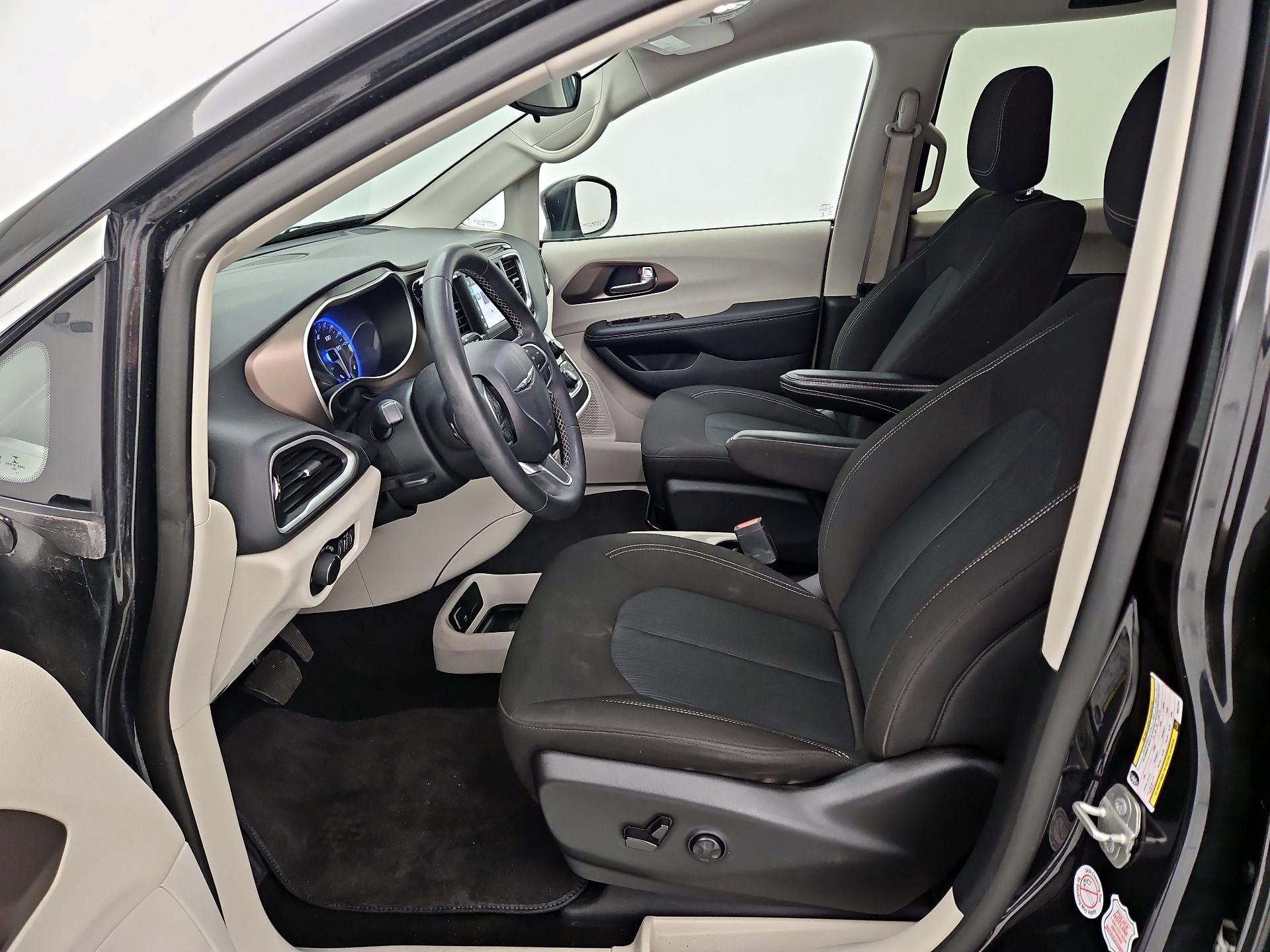 Thumbnail: 2023 Chrysler Voyager - 11