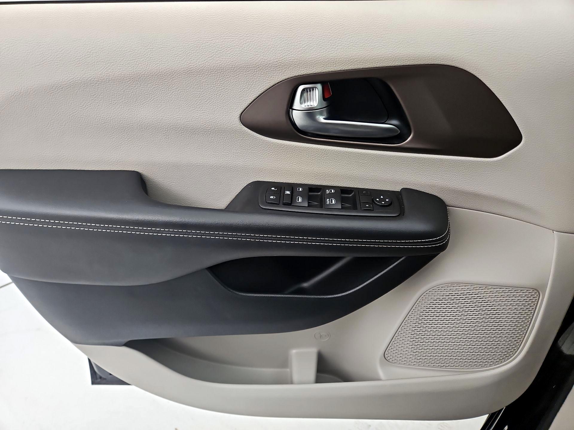 Thumbnail: 2023 Chrysler Voyager - 12