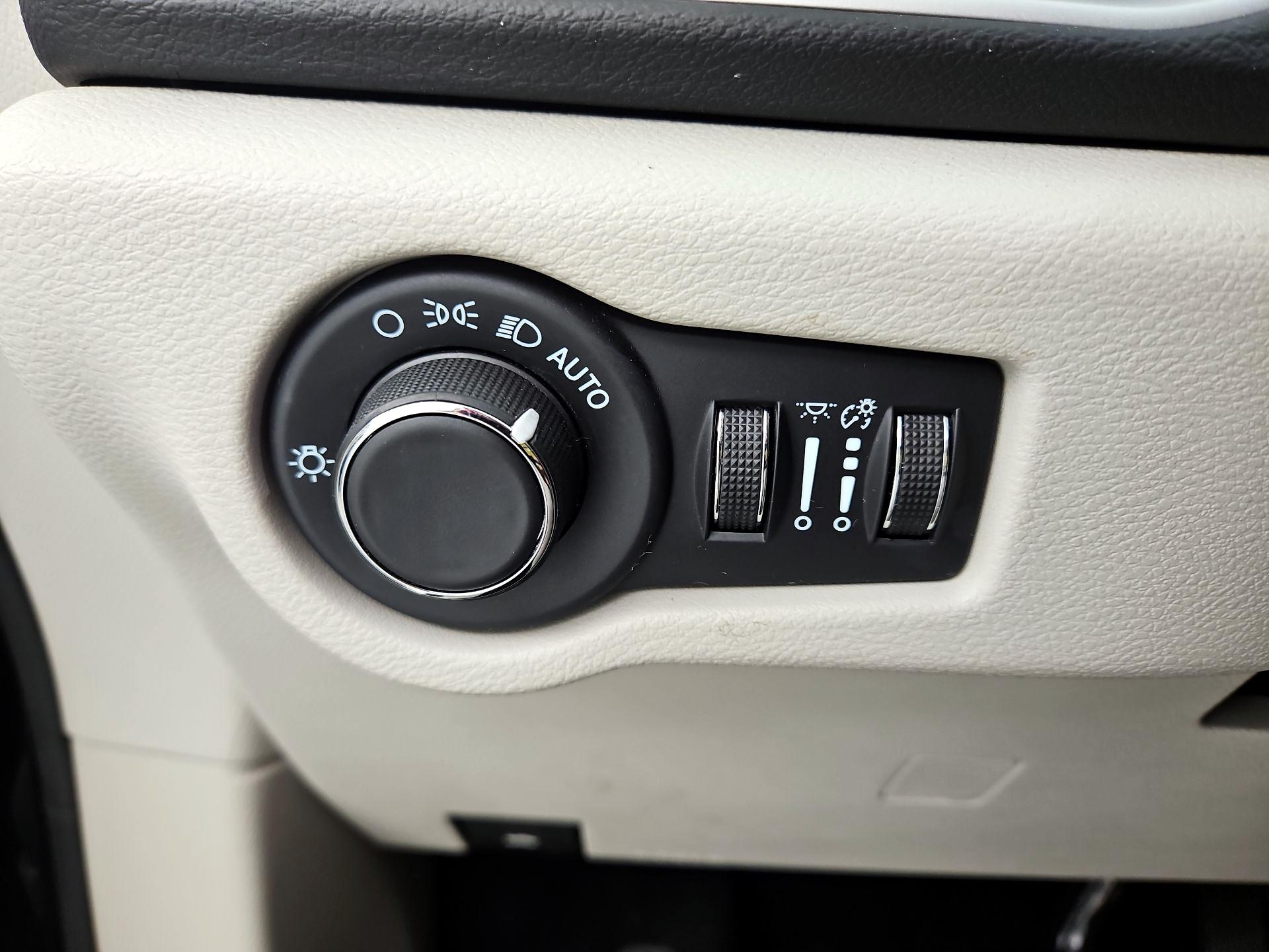 Thumbnail: 2023 Chrysler Voyager - 13