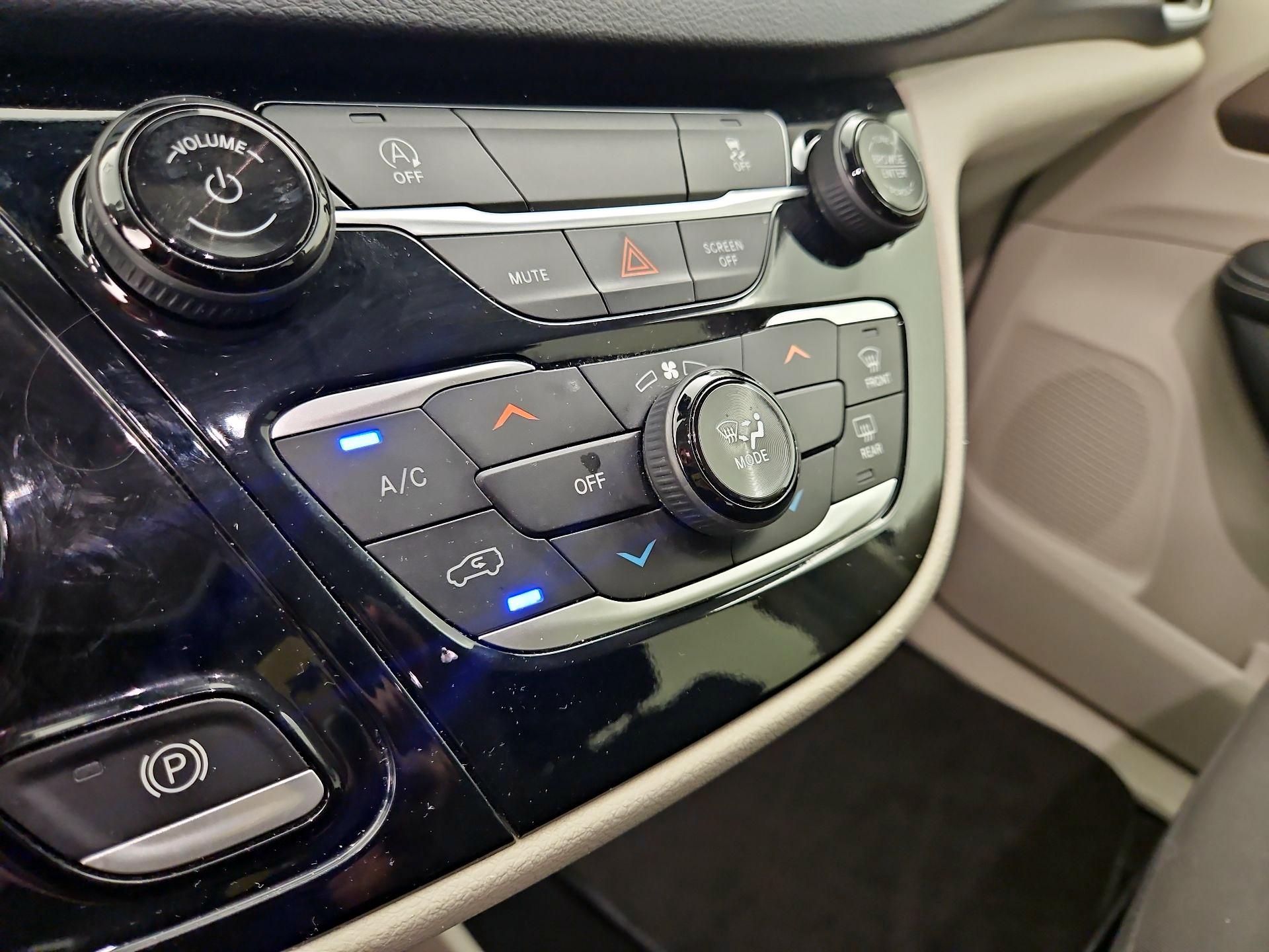 Thumbnail: 2023 Chrysler Voyager - 16