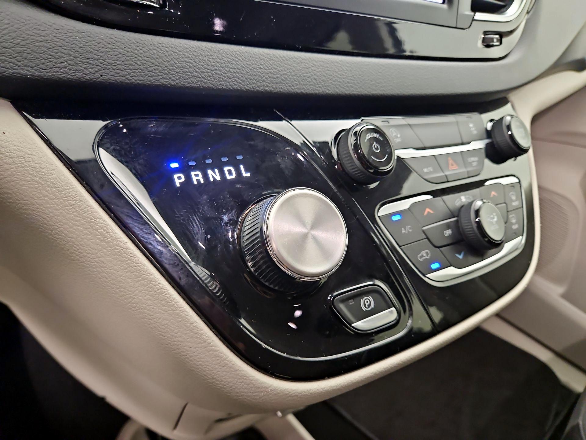 Thumbnail: 2023 Chrysler Voyager - 17