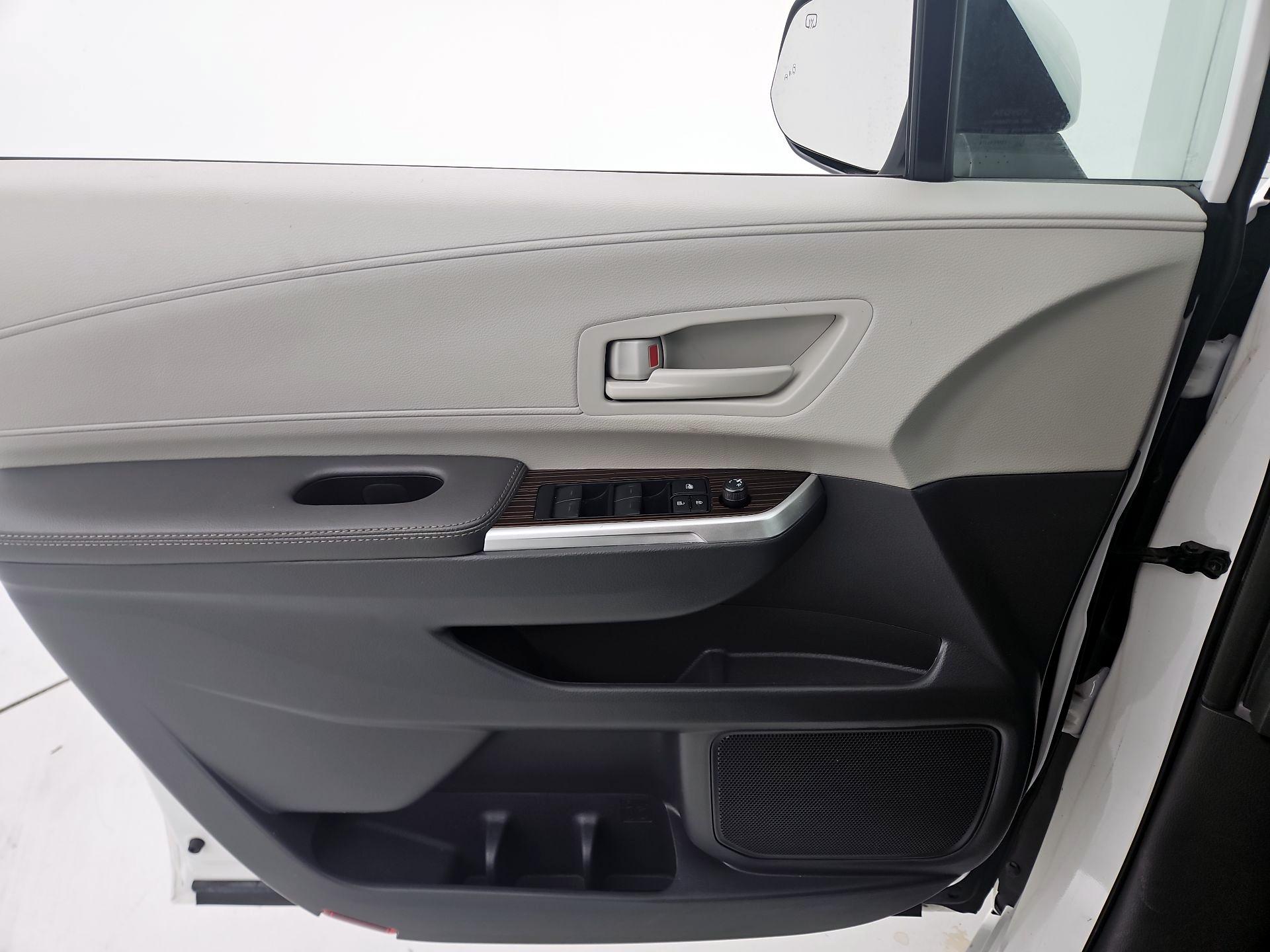 Thumbnail: 2024 Toyota Sienna - 12