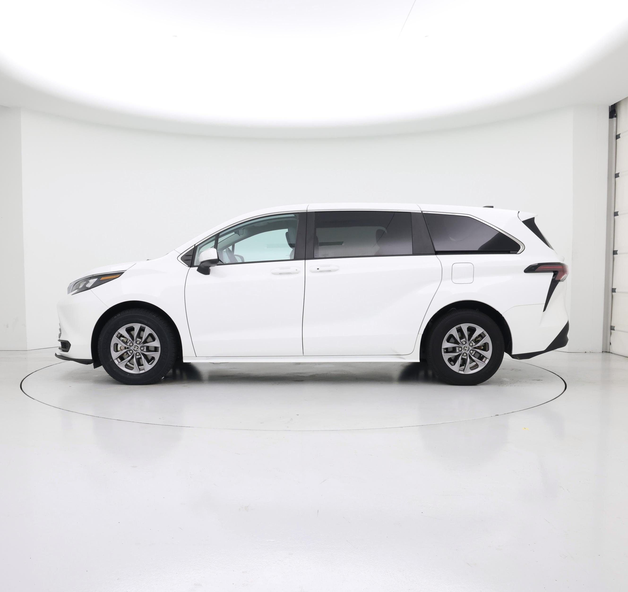 Thumbnail: 2024 Toyota Sienna - 3