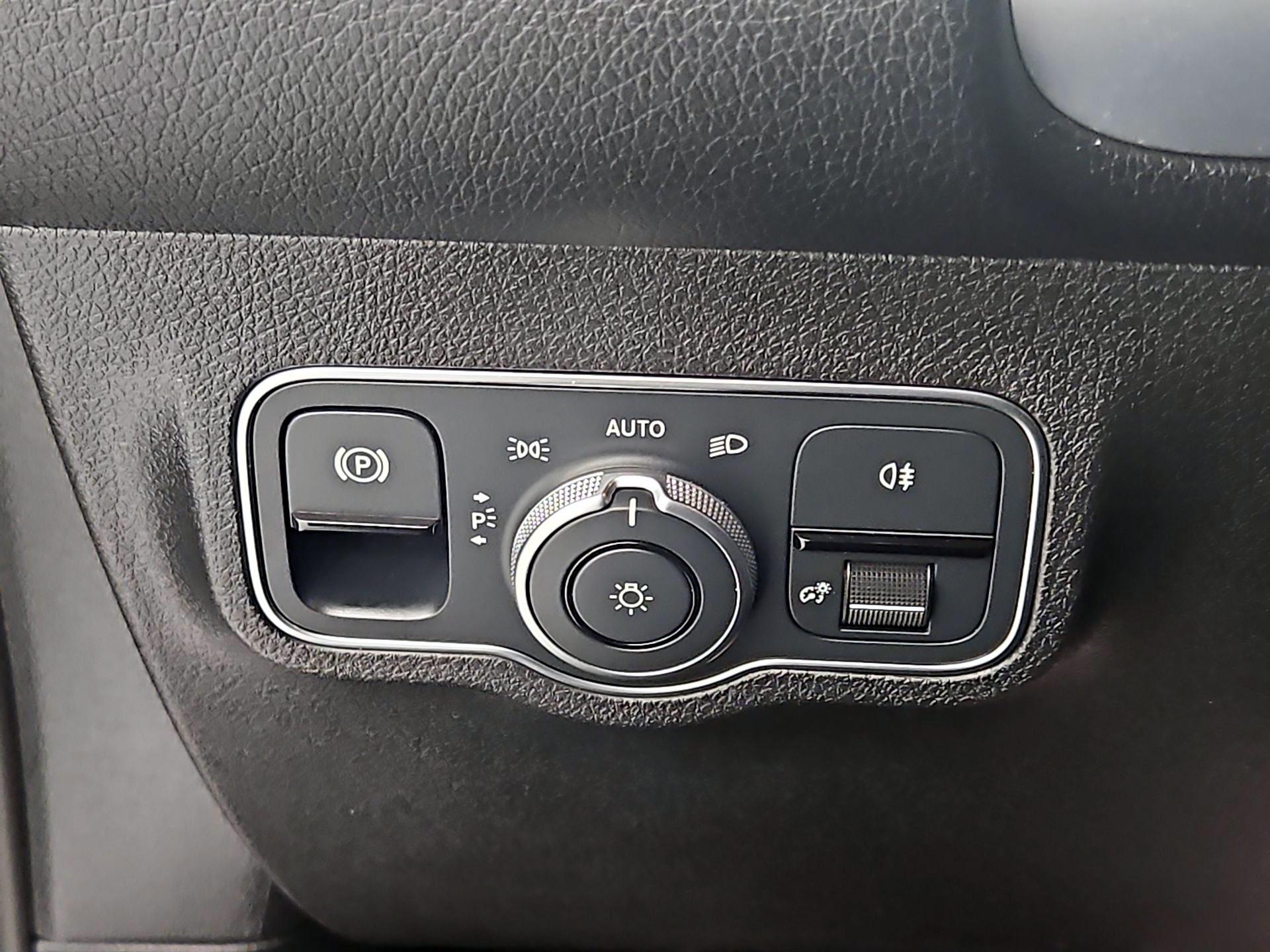 Thumbnail: 2023 Mercedes-Benz GLB - 13