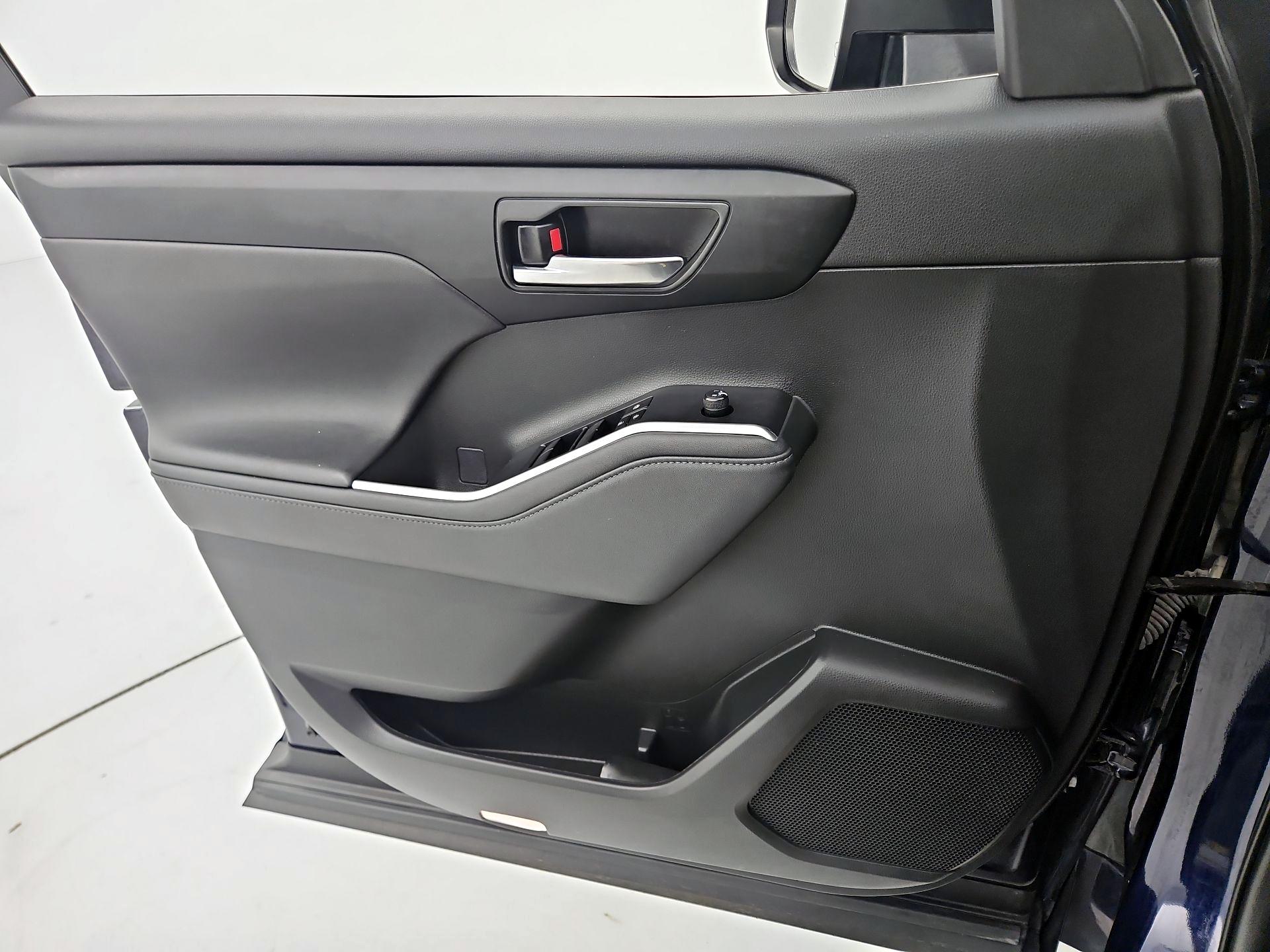 Thumbnail: 2023 Toyota Highlander - 12