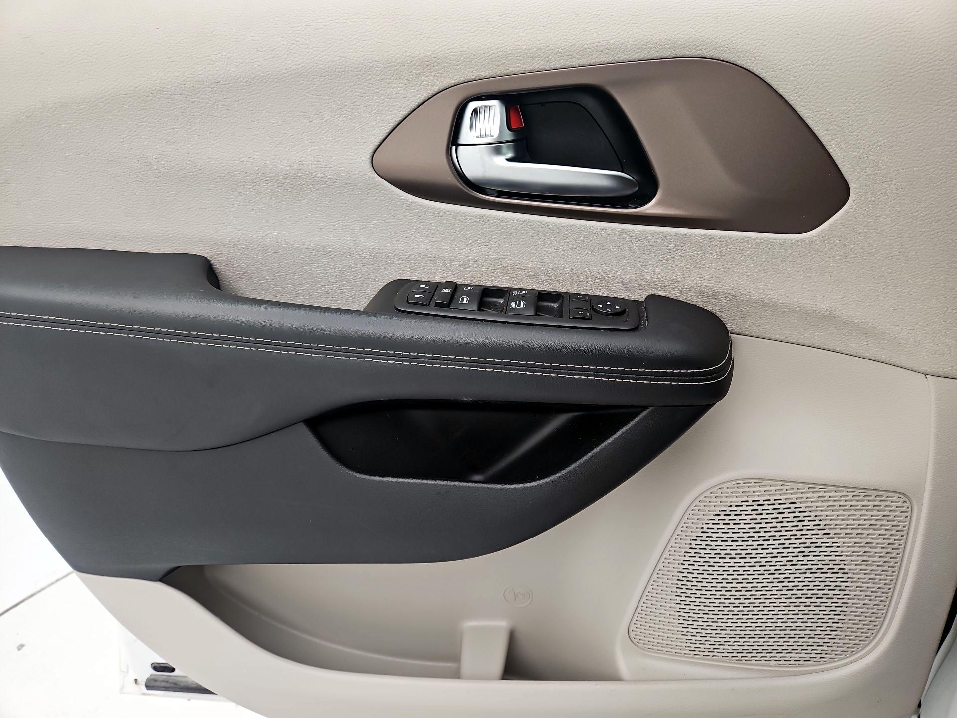 Thumbnail: 2023 Chrysler Voyager - 12