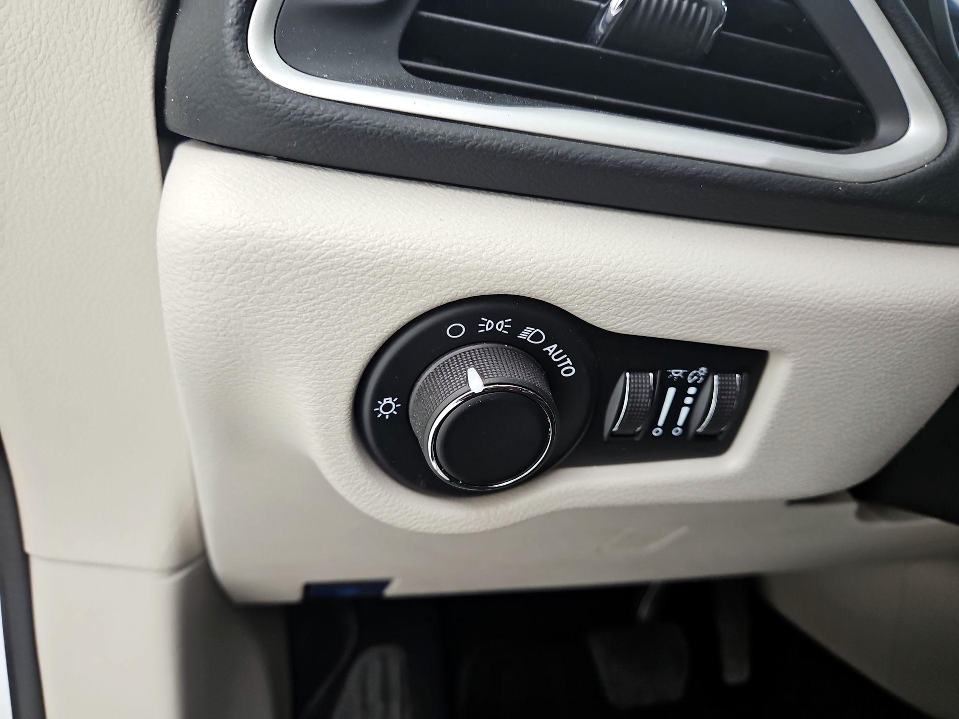 Thumbnail: 2023 Chrysler Voyager - 13