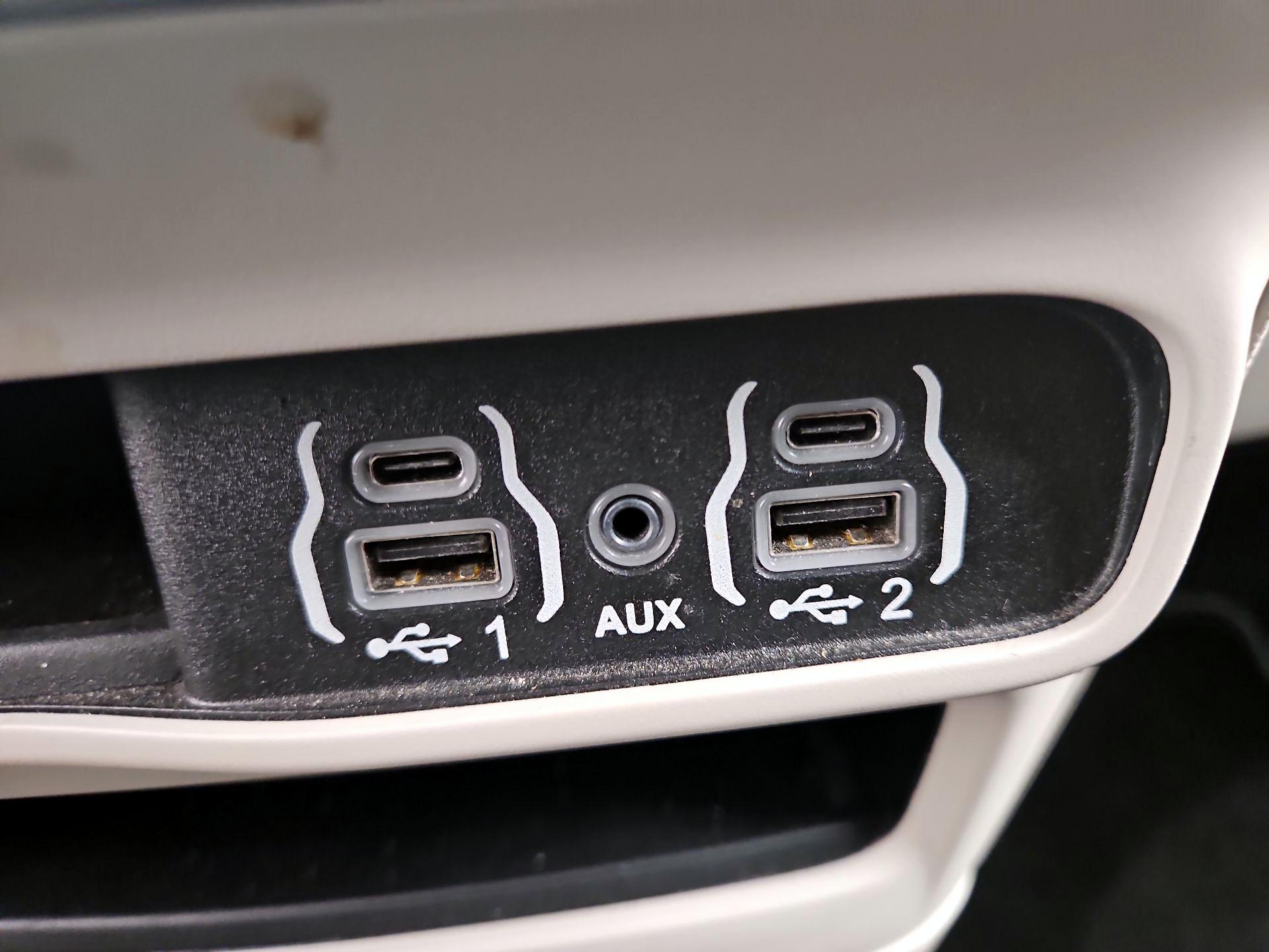 Thumbnail: 2023 Chrysler Voyager - 18