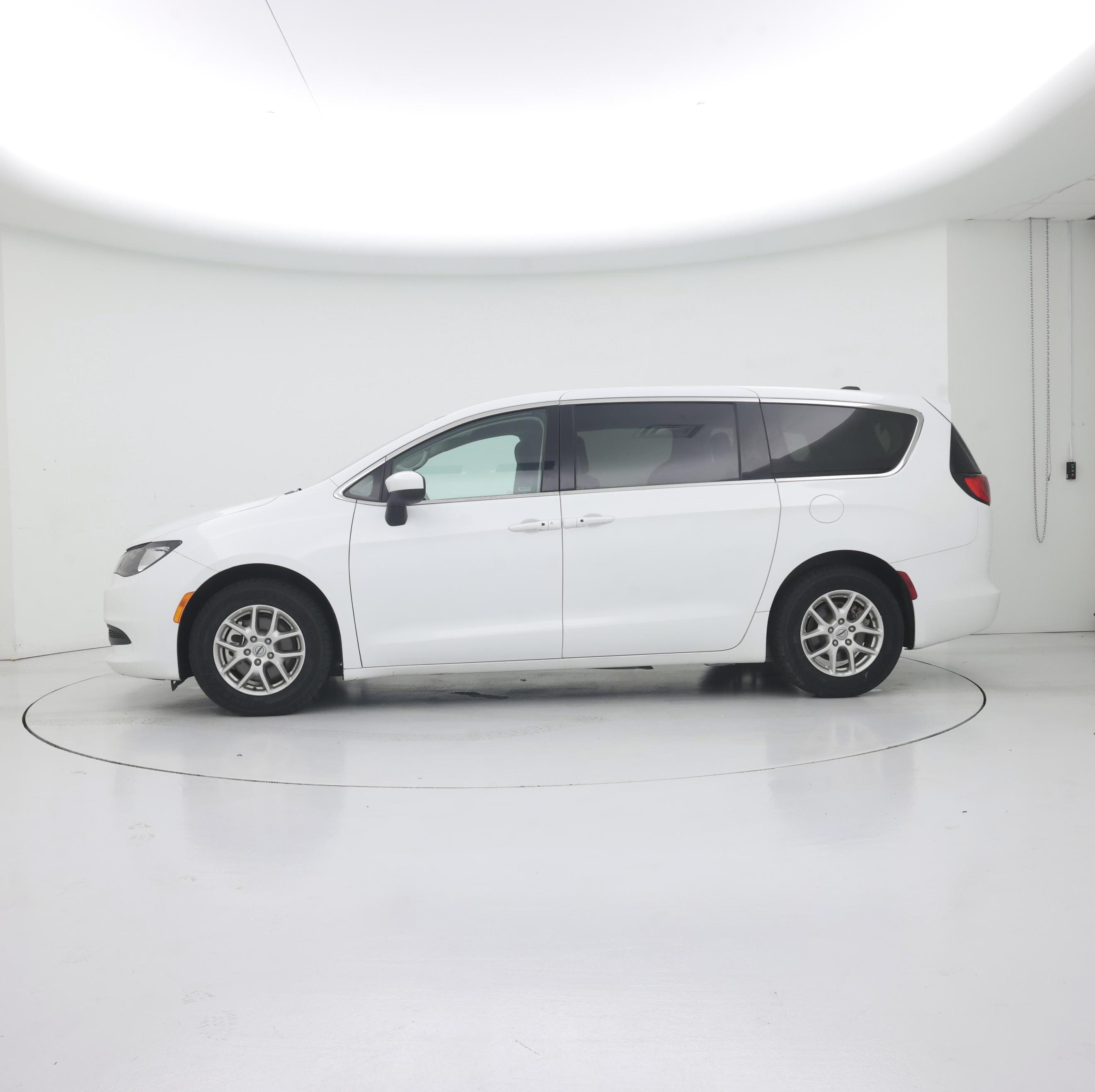 Thumbnail: 2023 Chrysler Voyager - 3