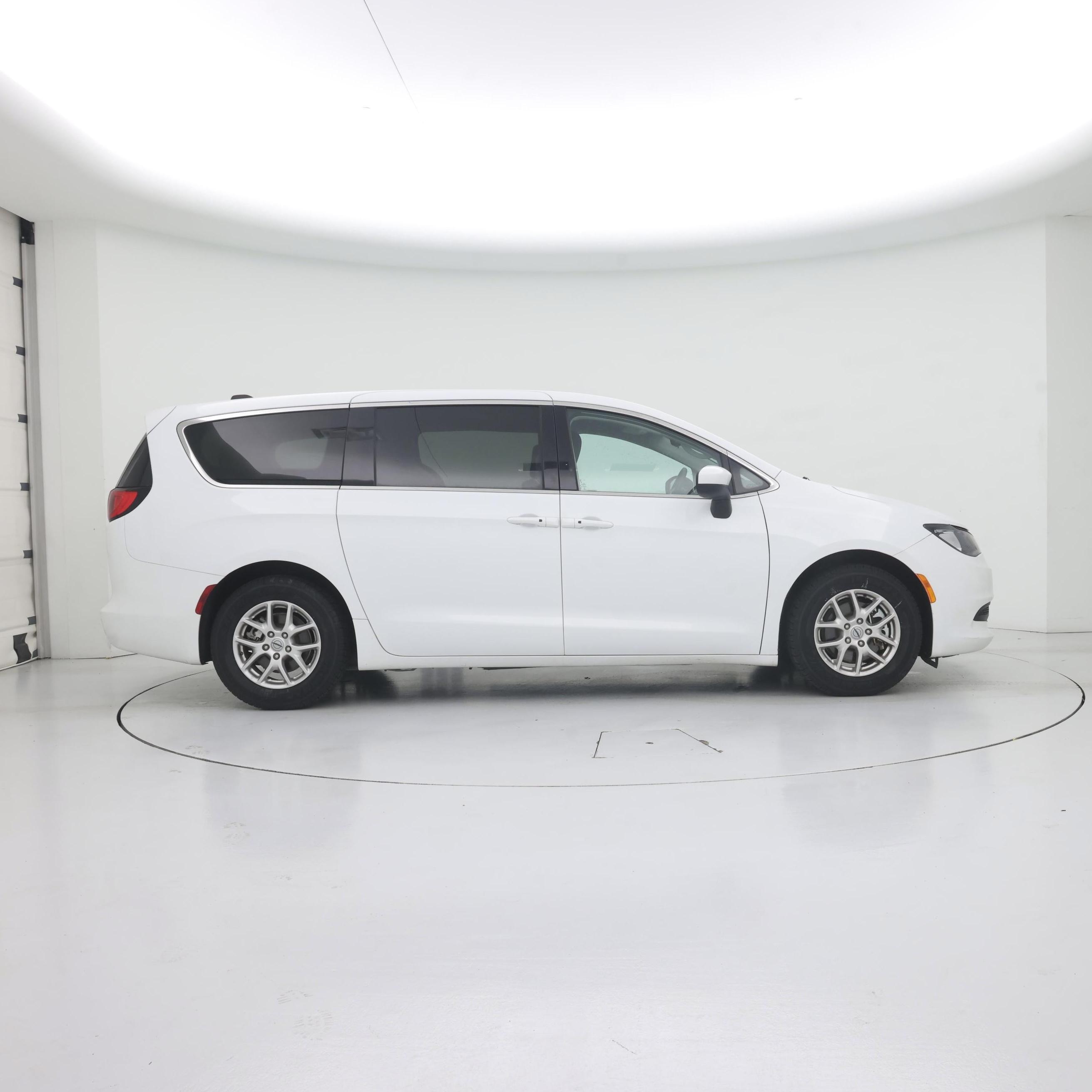 Thumbnail: 2023 Chrysler Voyager - 7