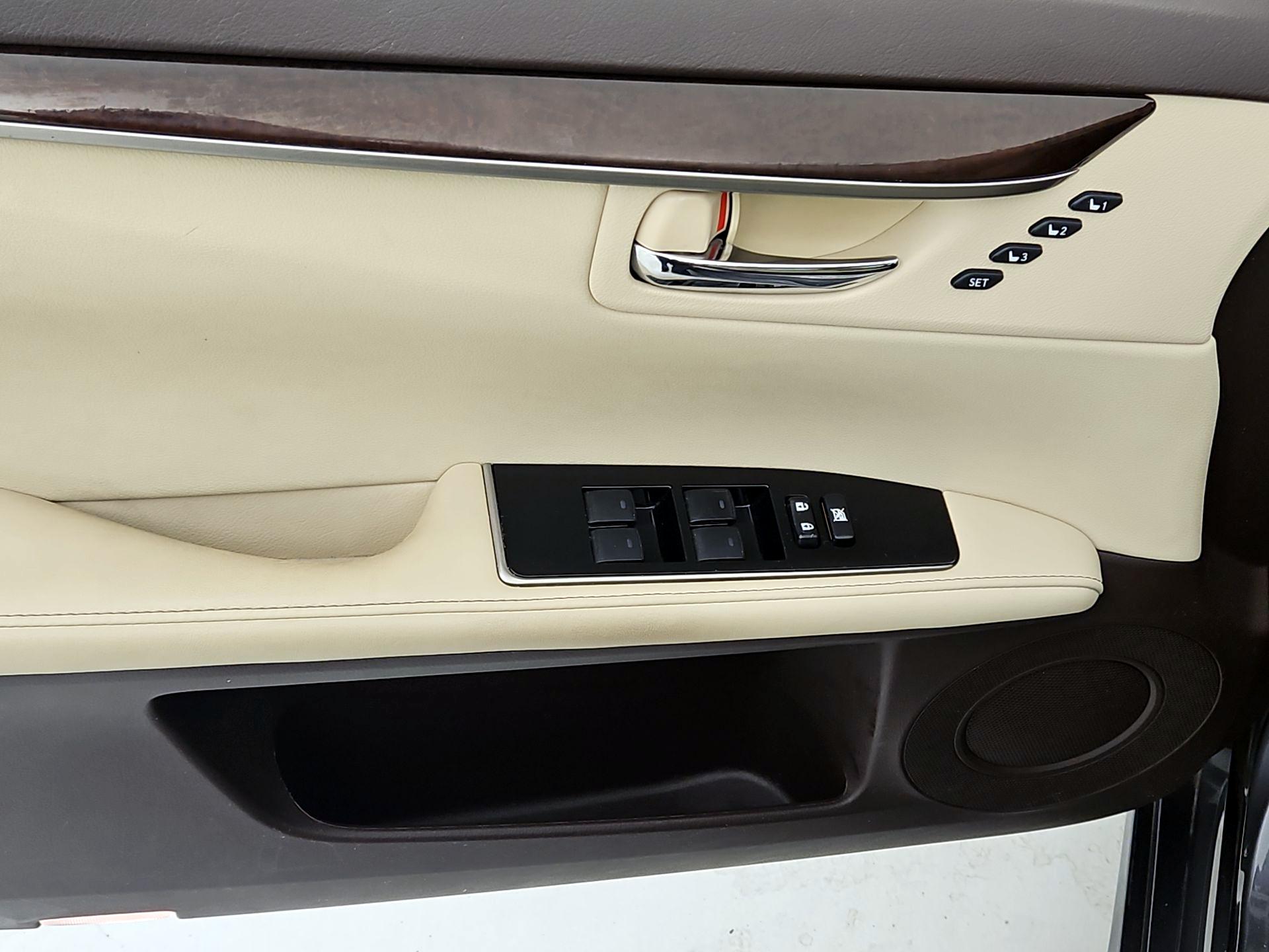 Thumbnail: 2017 Lexus ES - 12