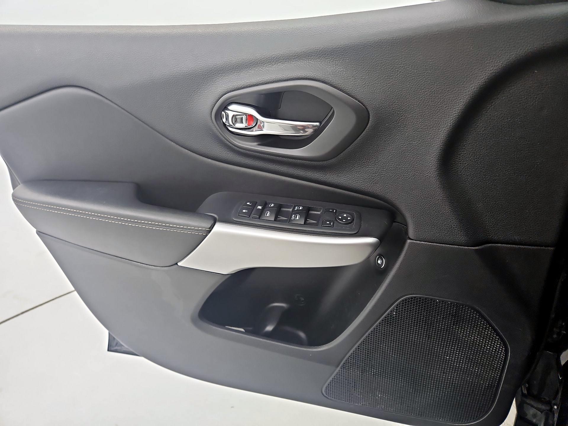 Thumbnail: 2018 Jeep Cherokee - 12