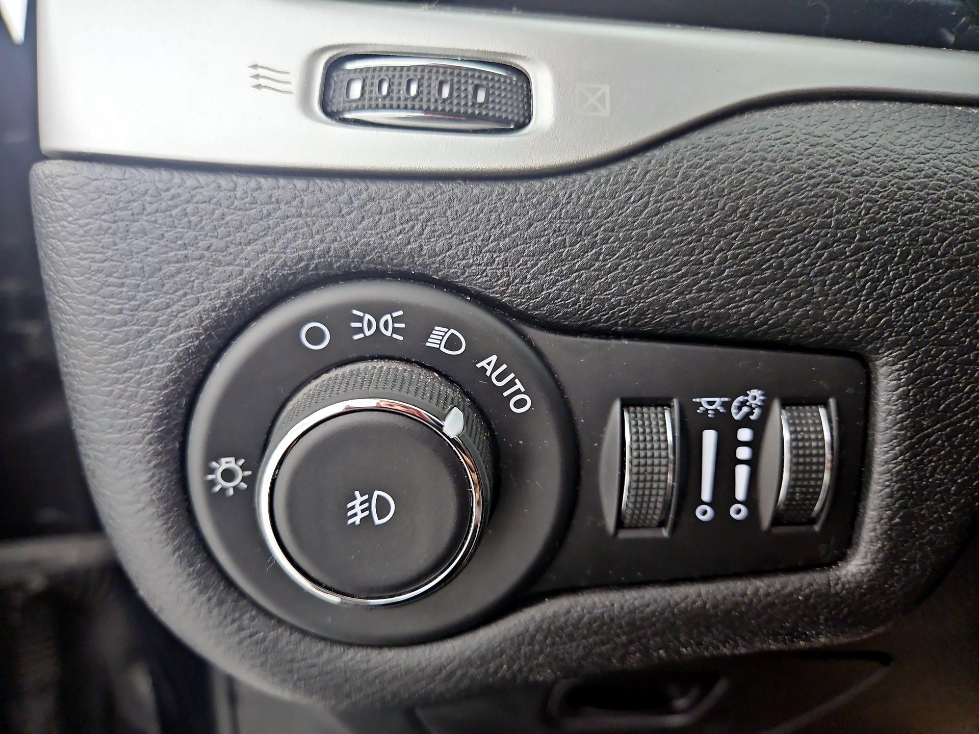 Thumbnail: 2018 Jeep Cherokee - 13