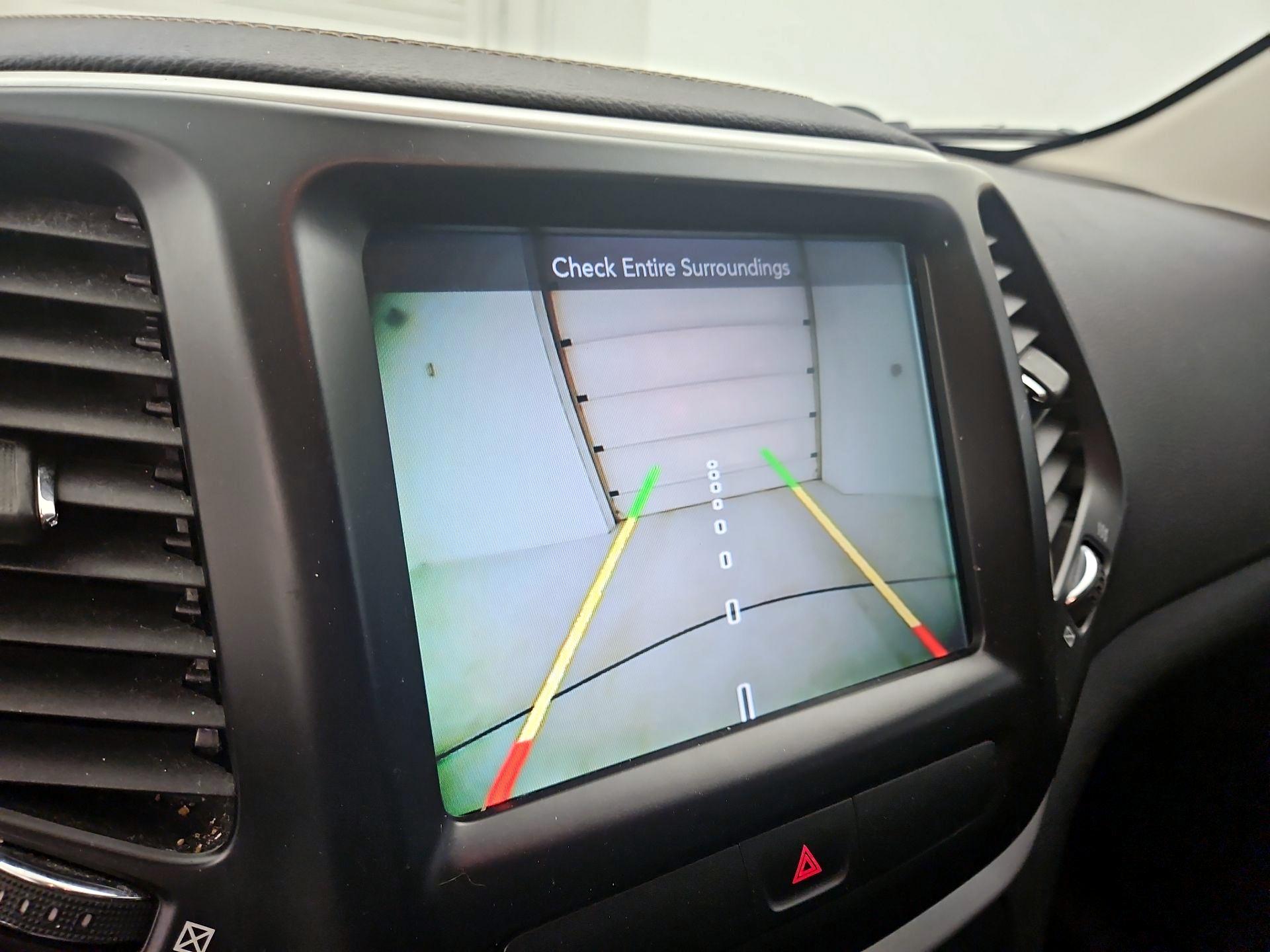 Thumbnail: 2018 Jeep Cherokee - 14