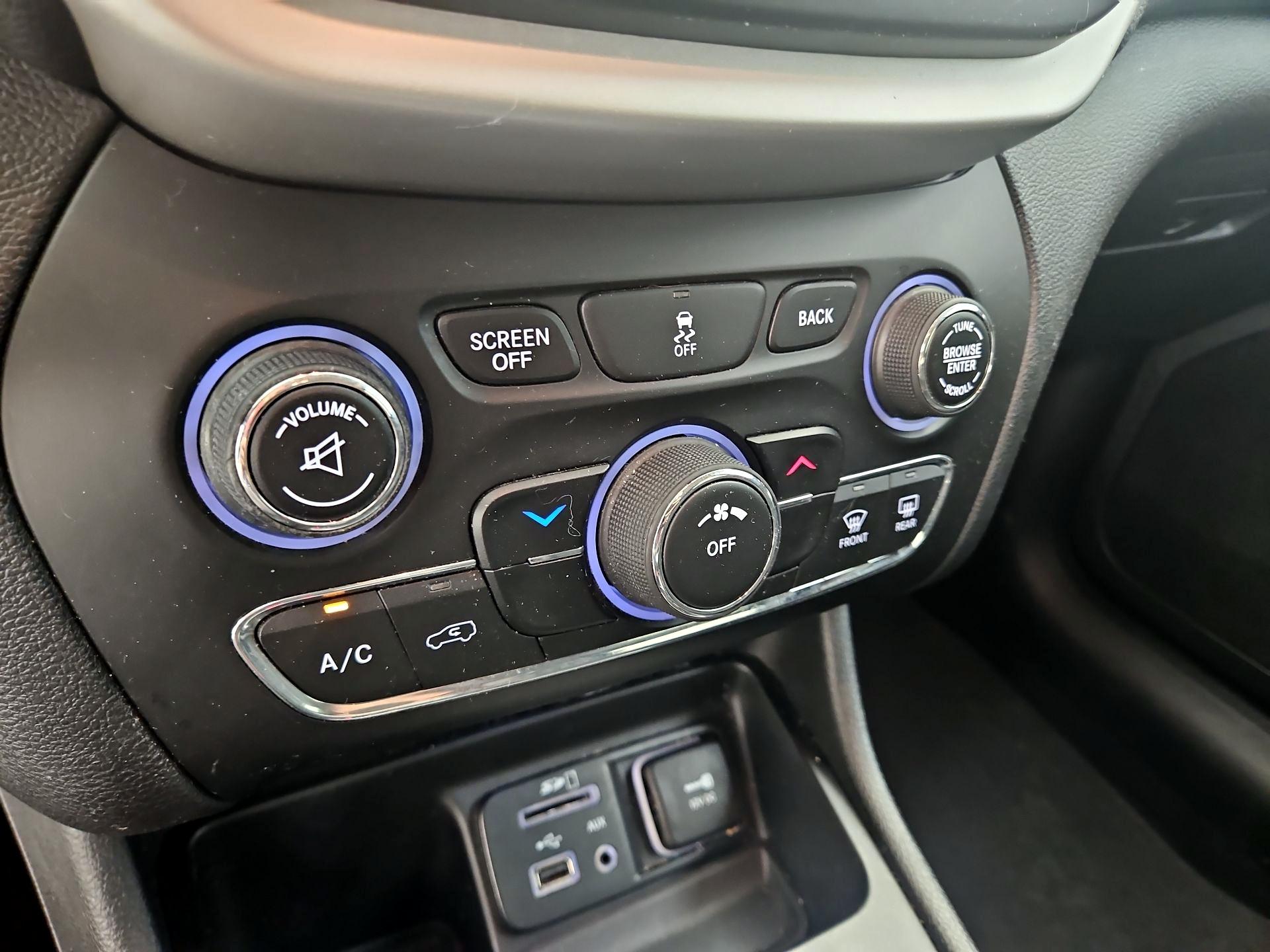 Thumbnail: 2018 Jeep Cherokee - 16