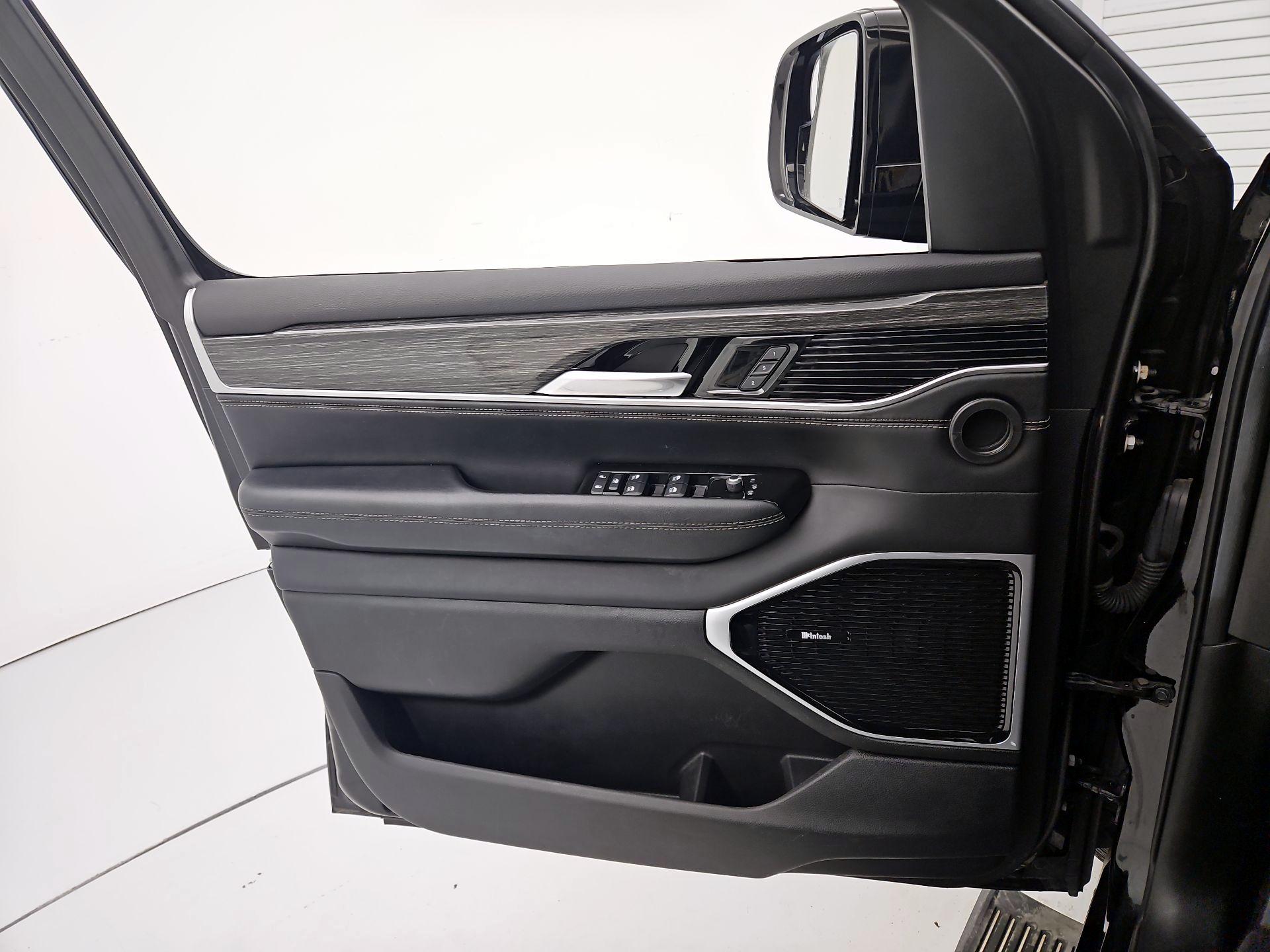 Thumbnail: 2022 Jeep Wagoneer - 12