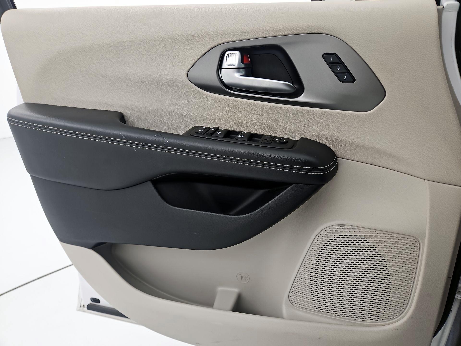 Thumbnail: 2023 Chrysler Pacifica - 12