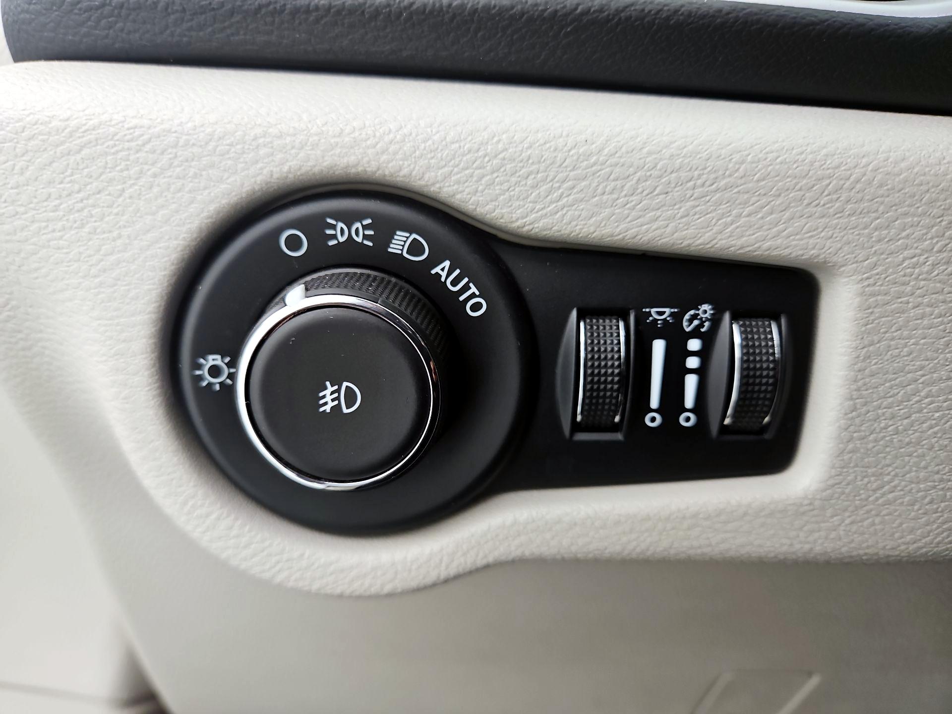 Thumbnail: 2023 Chrysler Pacifica - 13