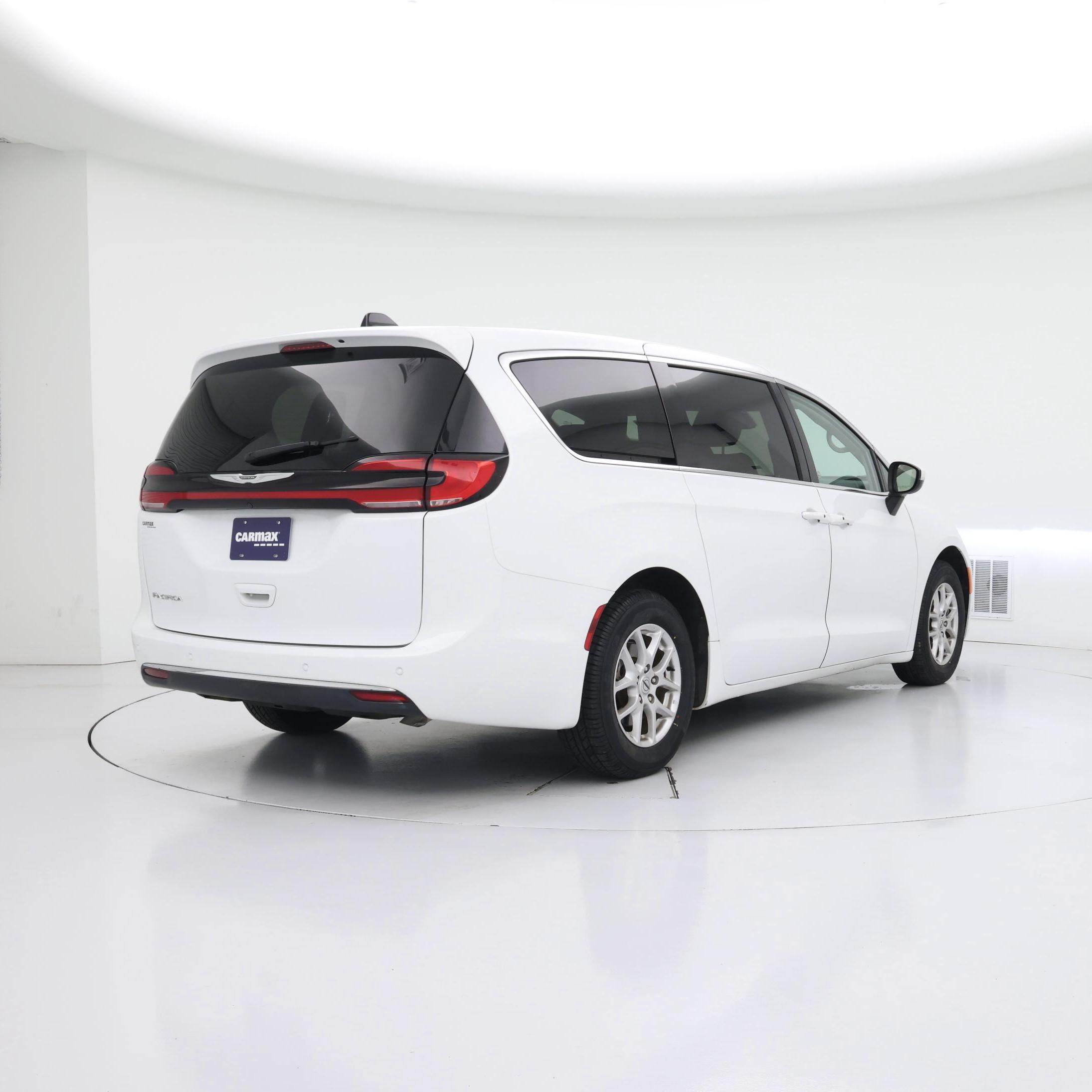 Thumbnail: 2023 Chrysler Pacifica - 8