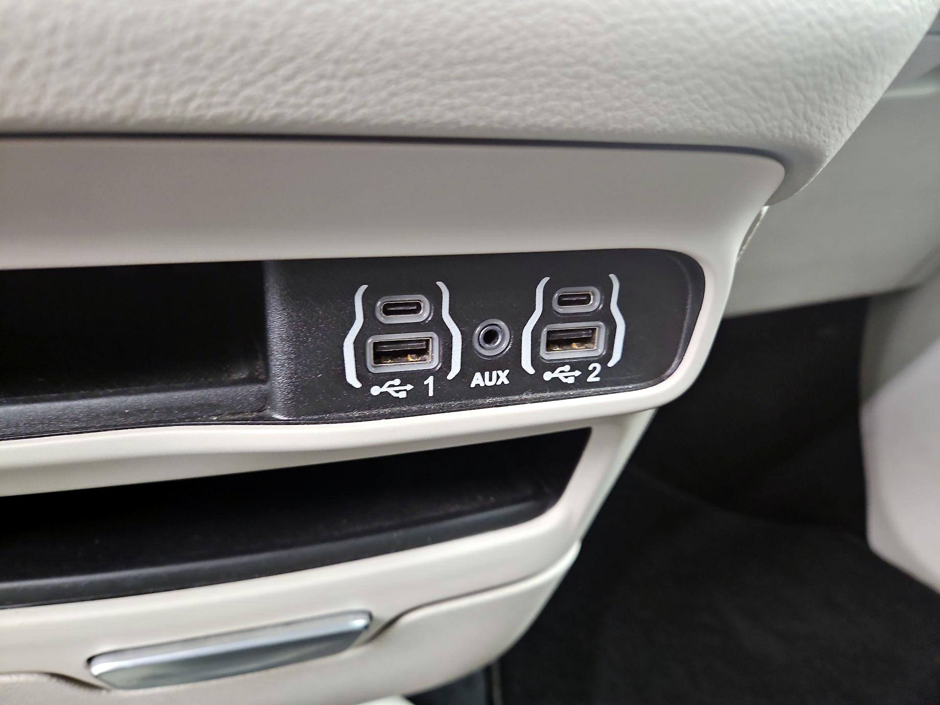 Thumbnail: 2023 Chrysler Pacifica - 18