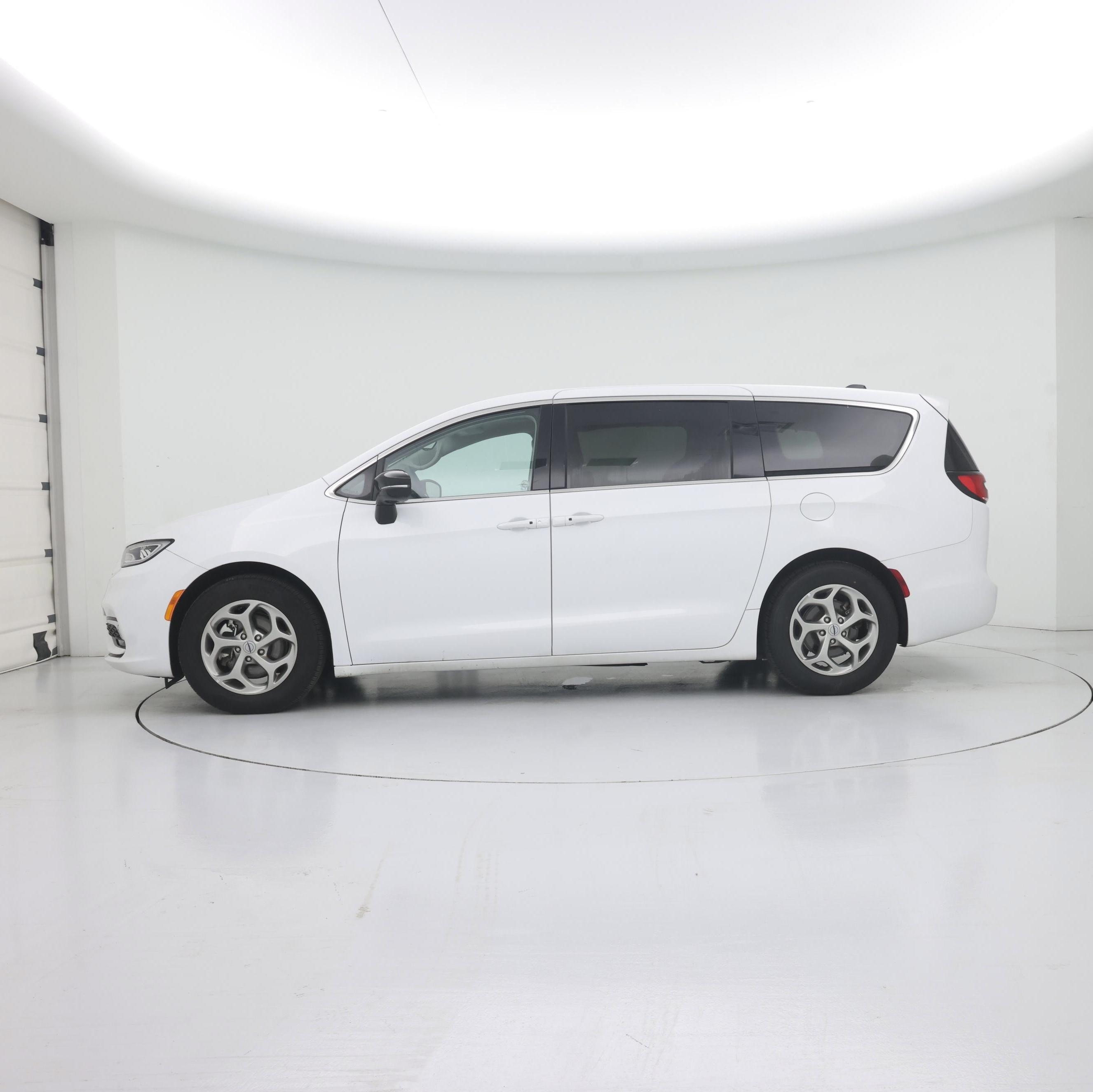 Thumbnail: 2024 Chrysler Pacifica - 3