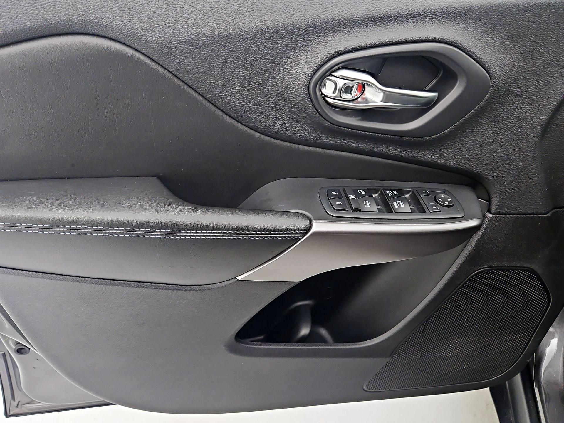 Thumbnail: 2019 Jeep Cherokee - 12