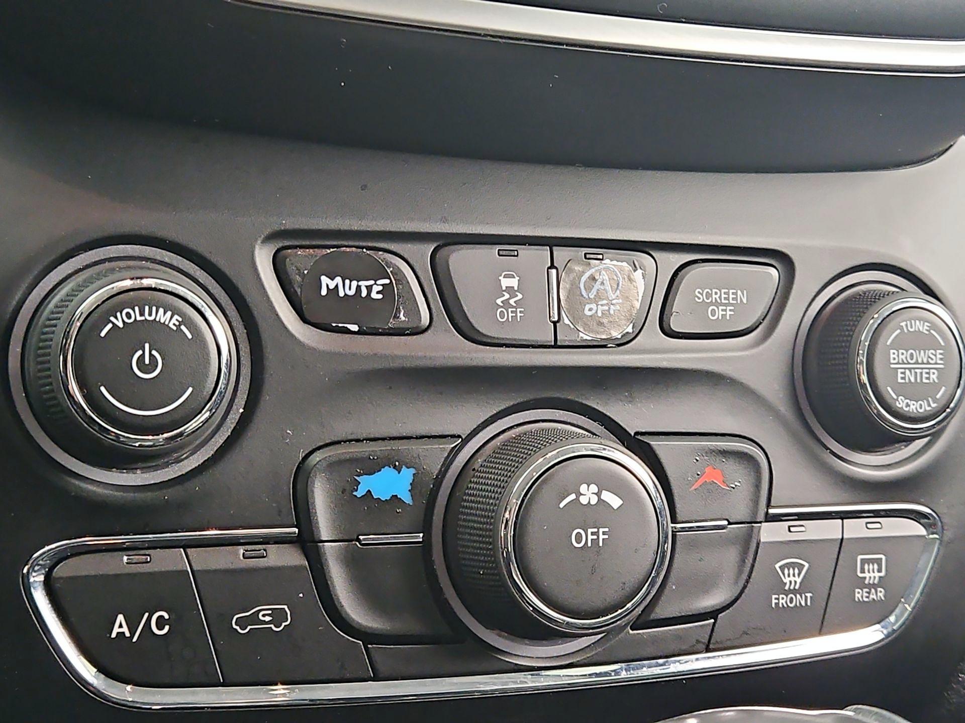 Thumbnail: 2019 Jeep Cherokee - 16