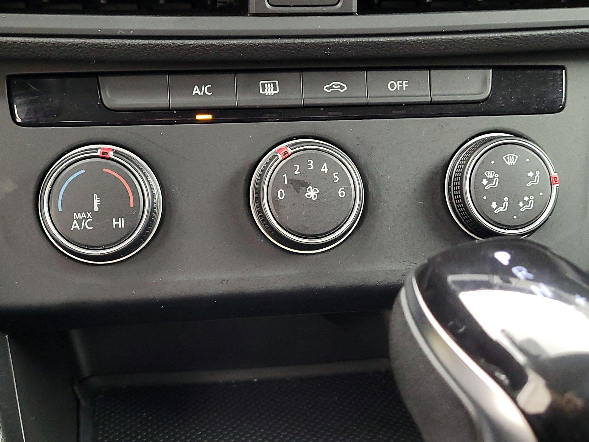 Thumbnail: 2024 Volkswagen Jetta - 16