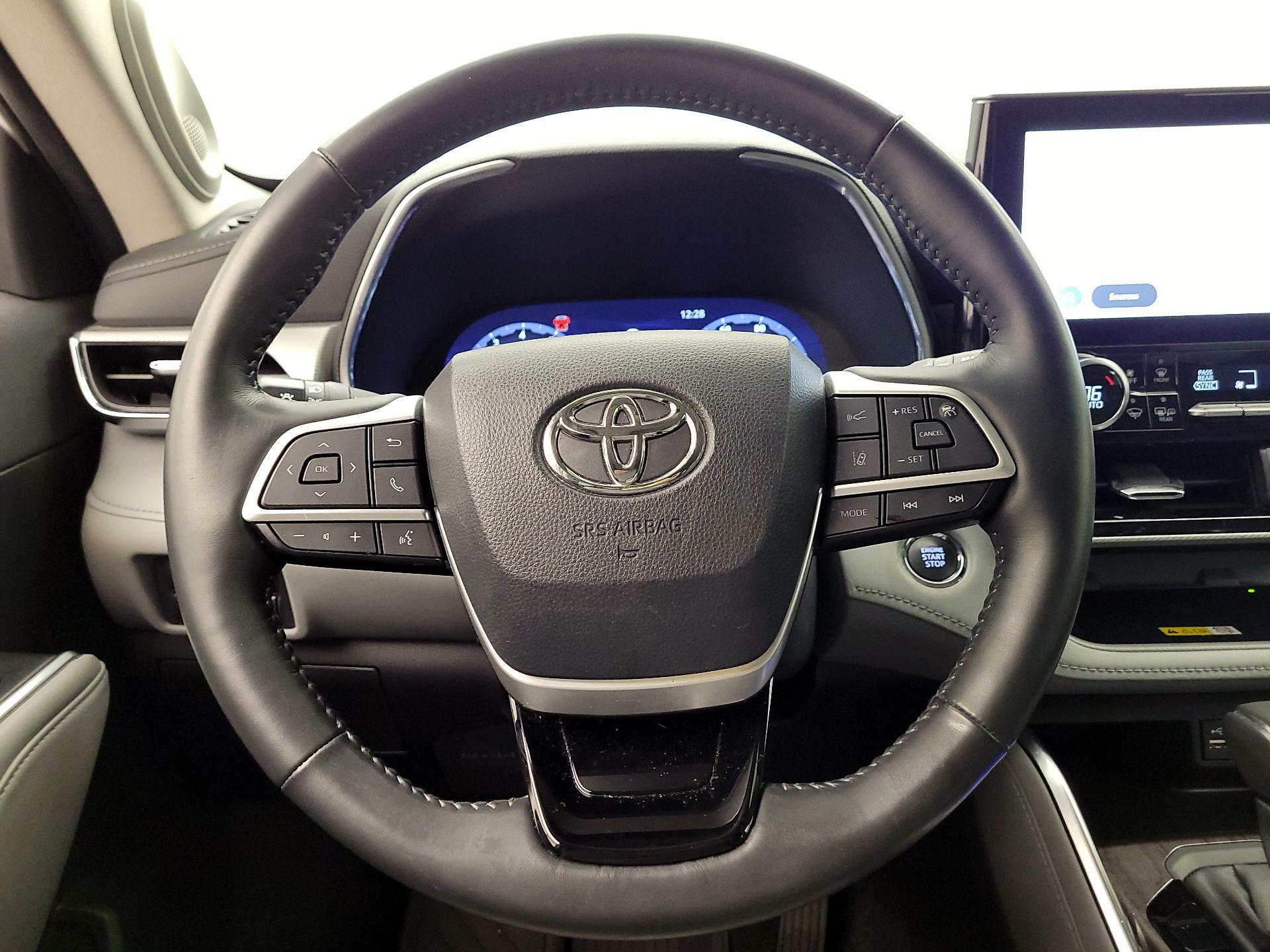 Thumbnail: 2023 Toyota Highlander - 10