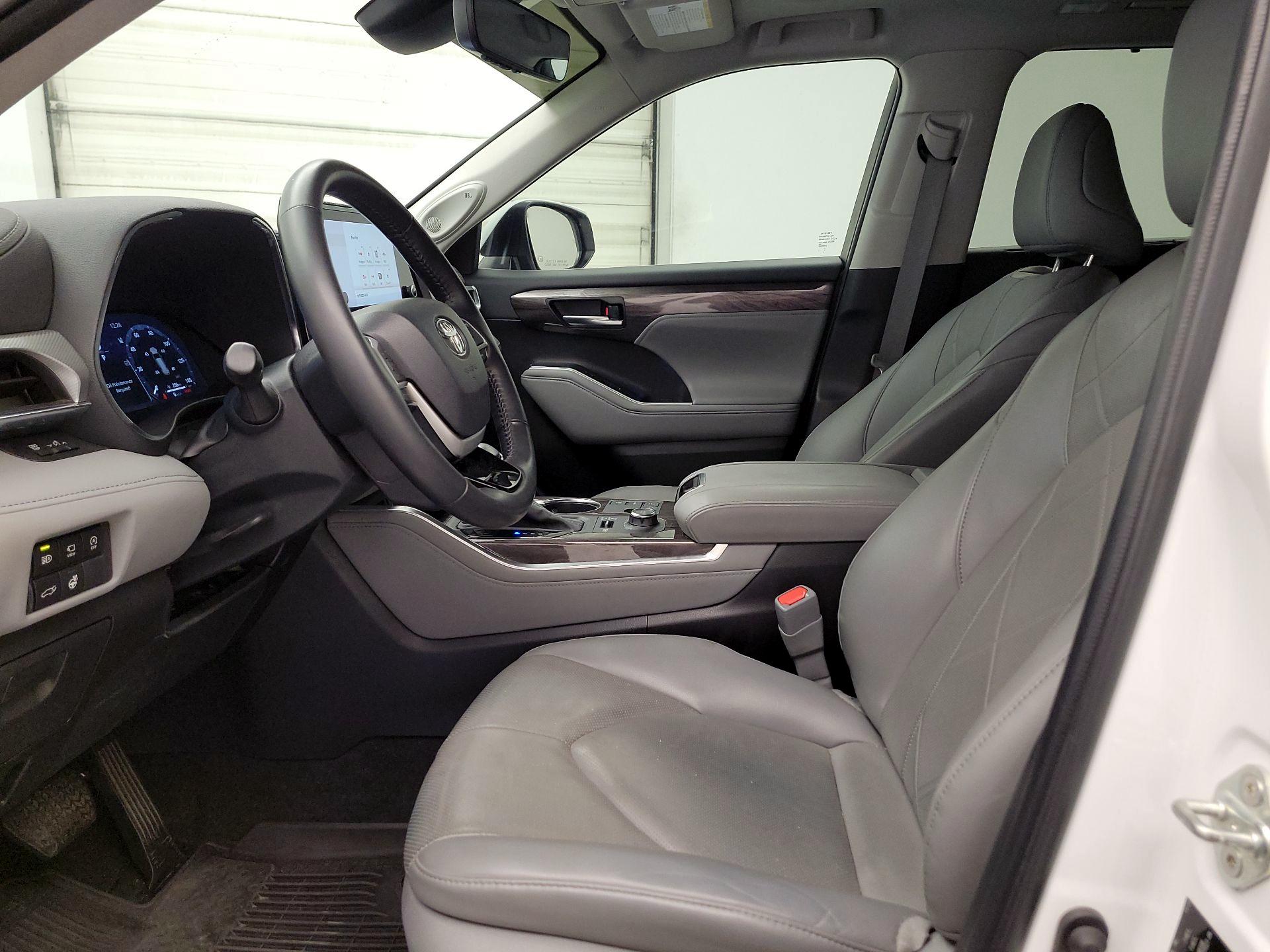 Thumbnail: 2023 Toyota Highlander - 11