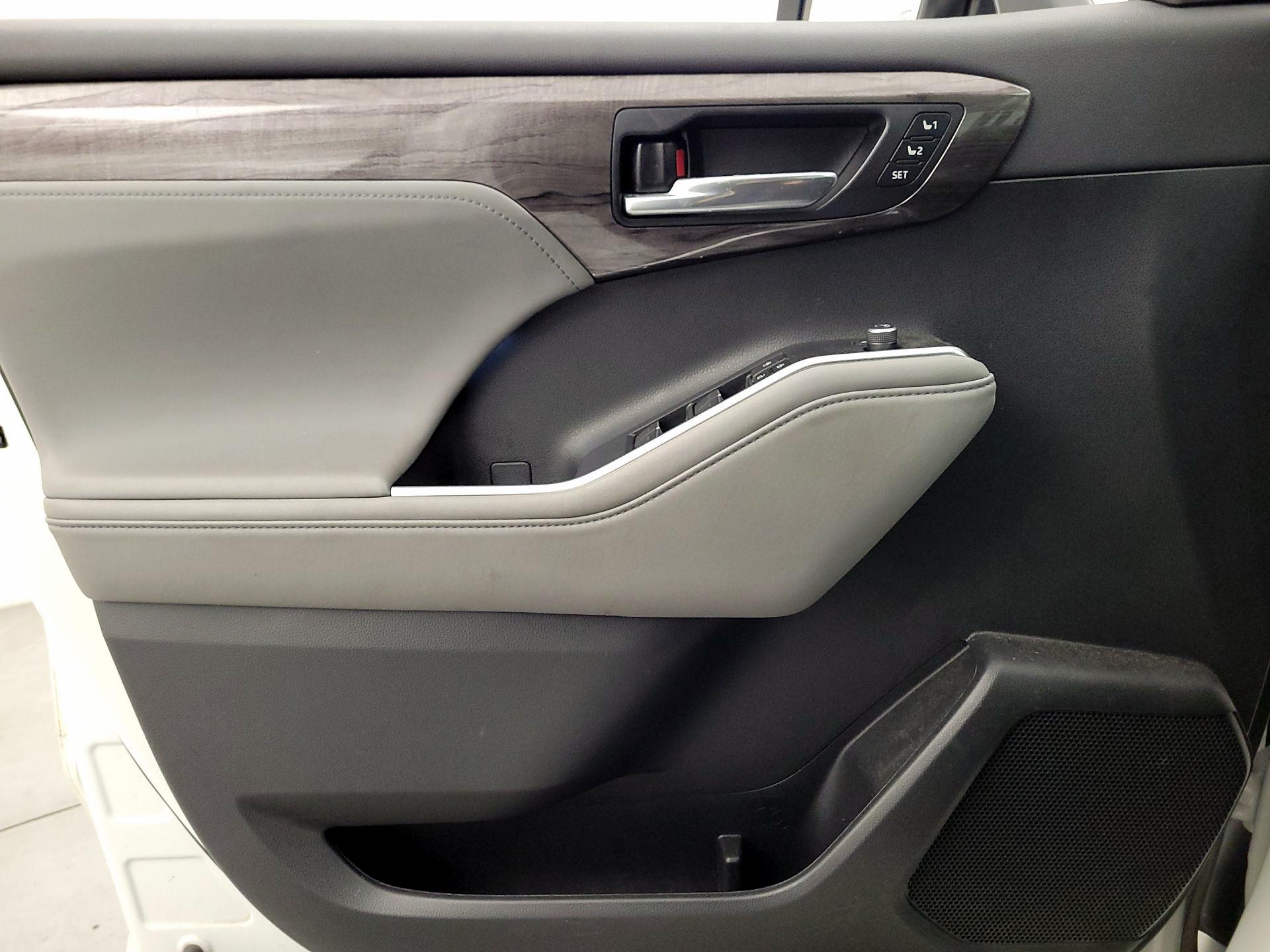 Thumbnail: 2023 Toyota Highlander - 12