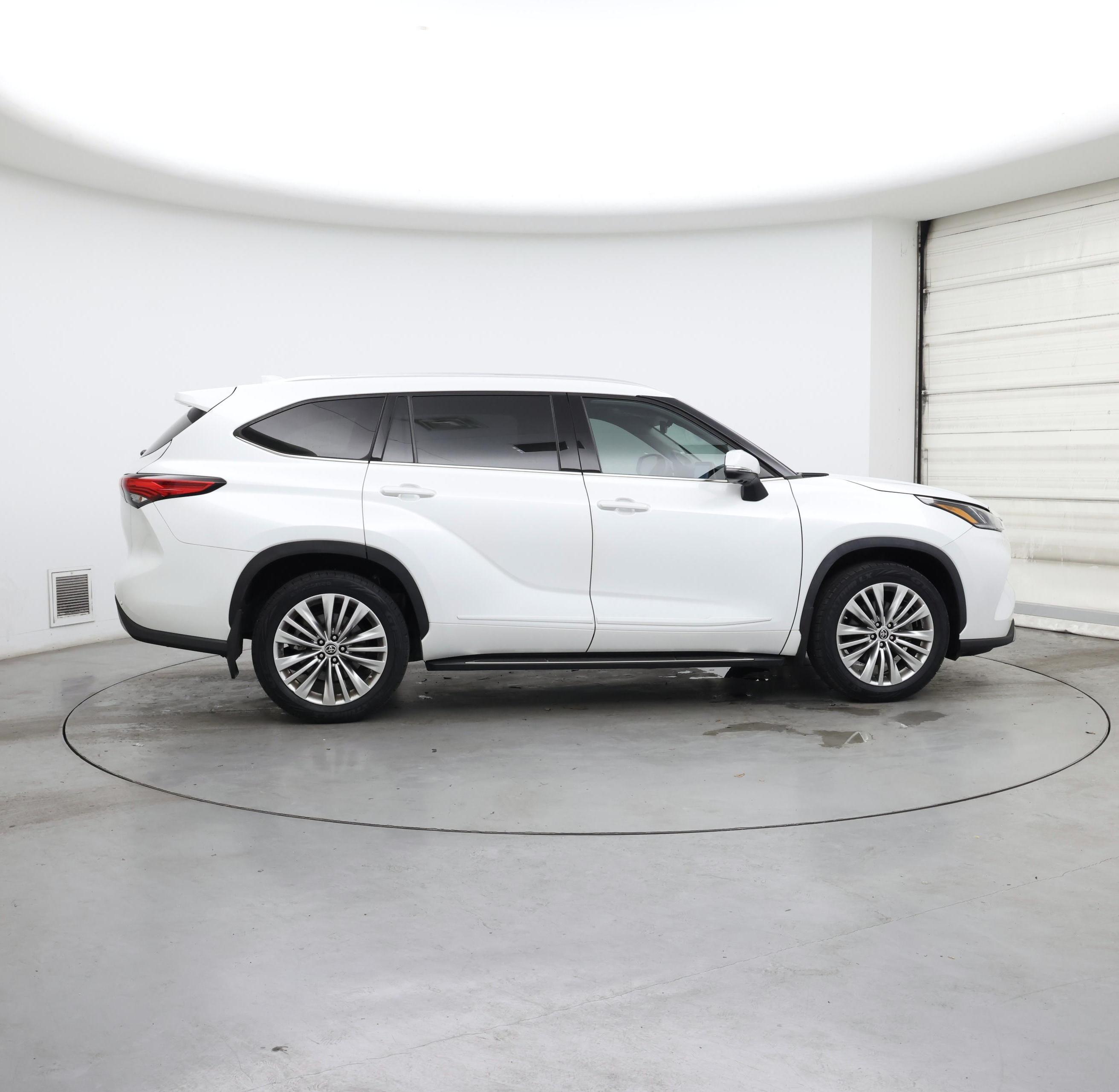 Thumbnail: 2023 Toyota Highlander - 7